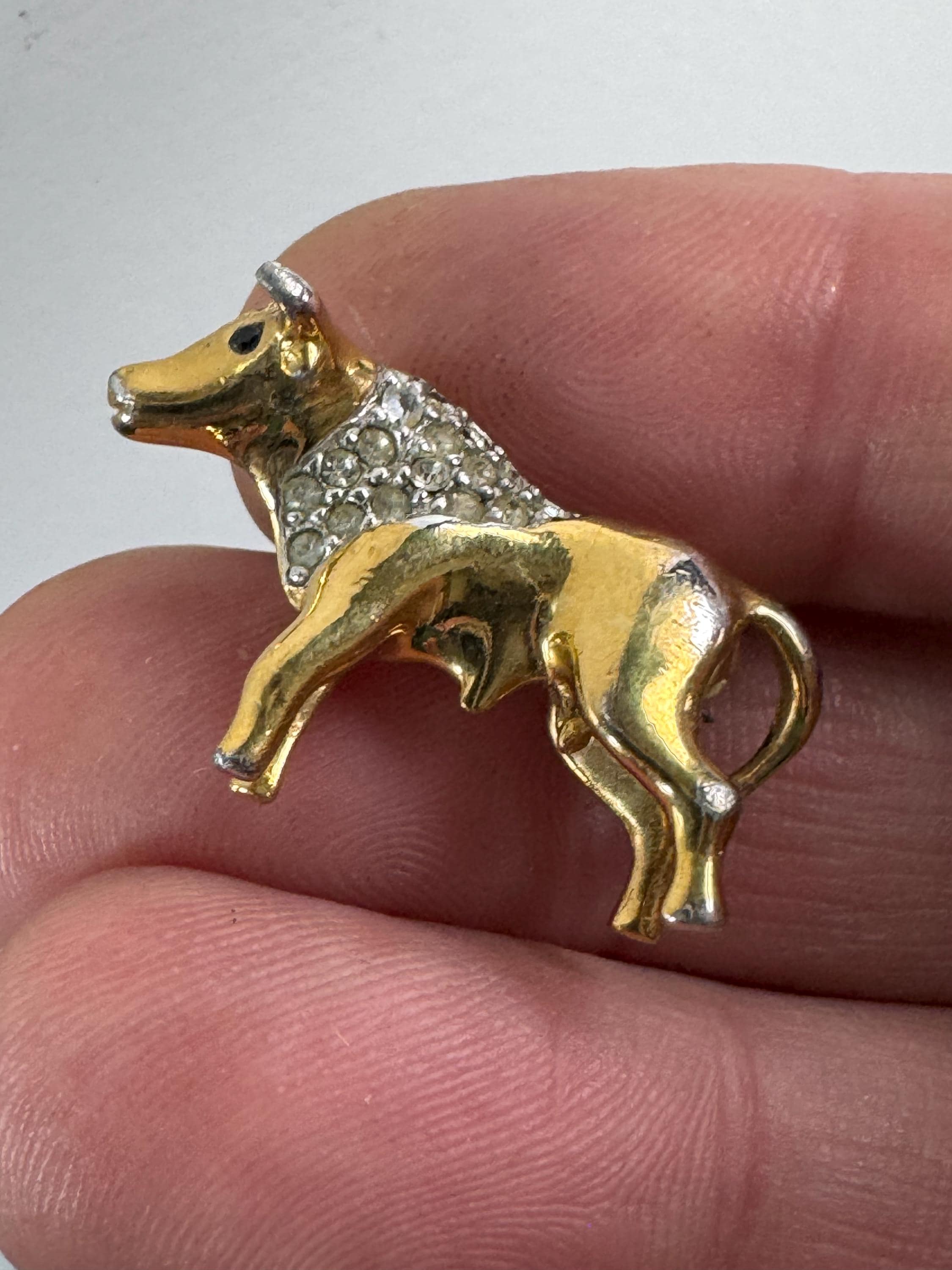 Small rhinestone cow brooch lapel pin heavy gold plated