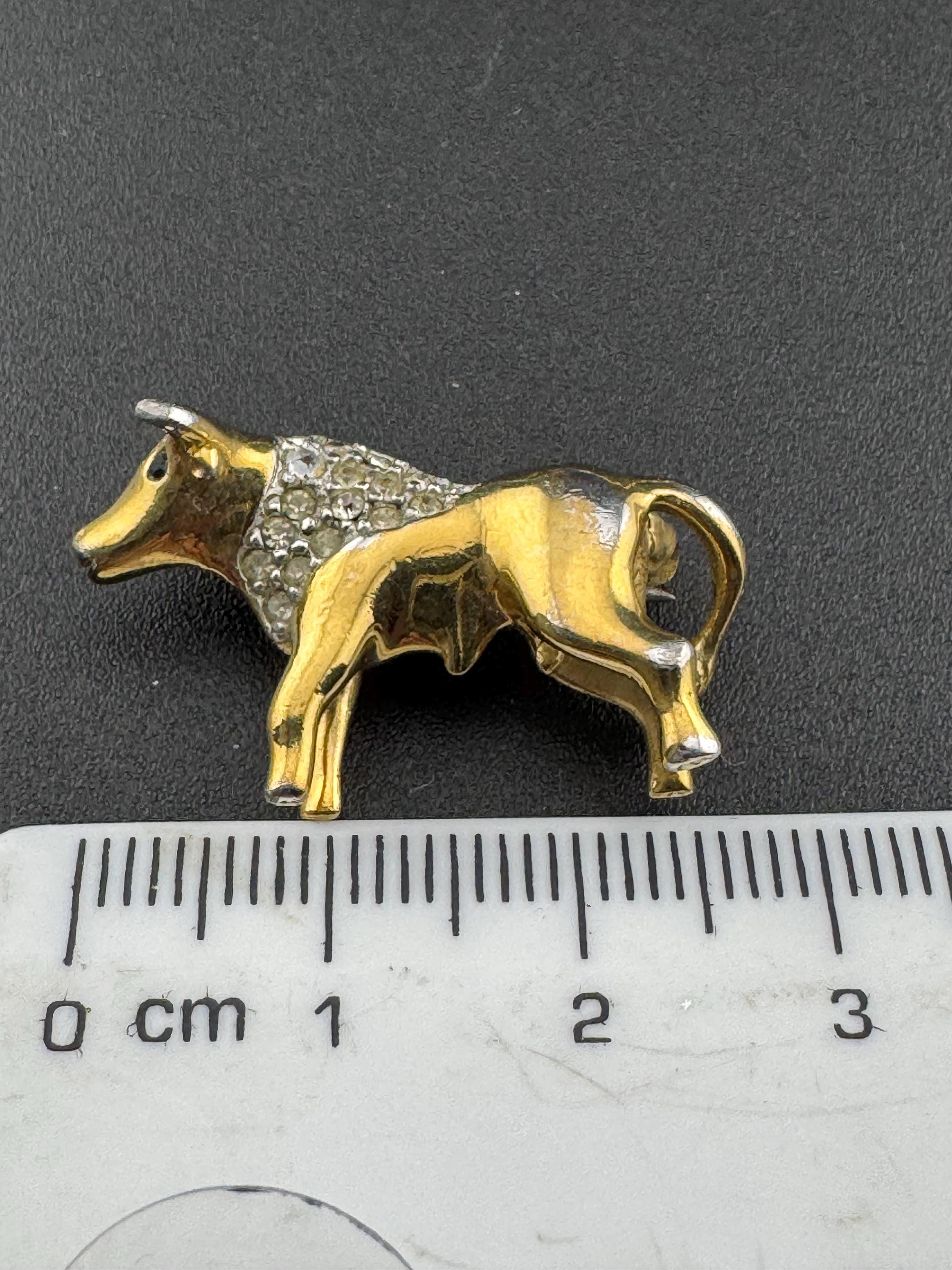 Small rhinestone cow brooch lapel pin heavy gold plated