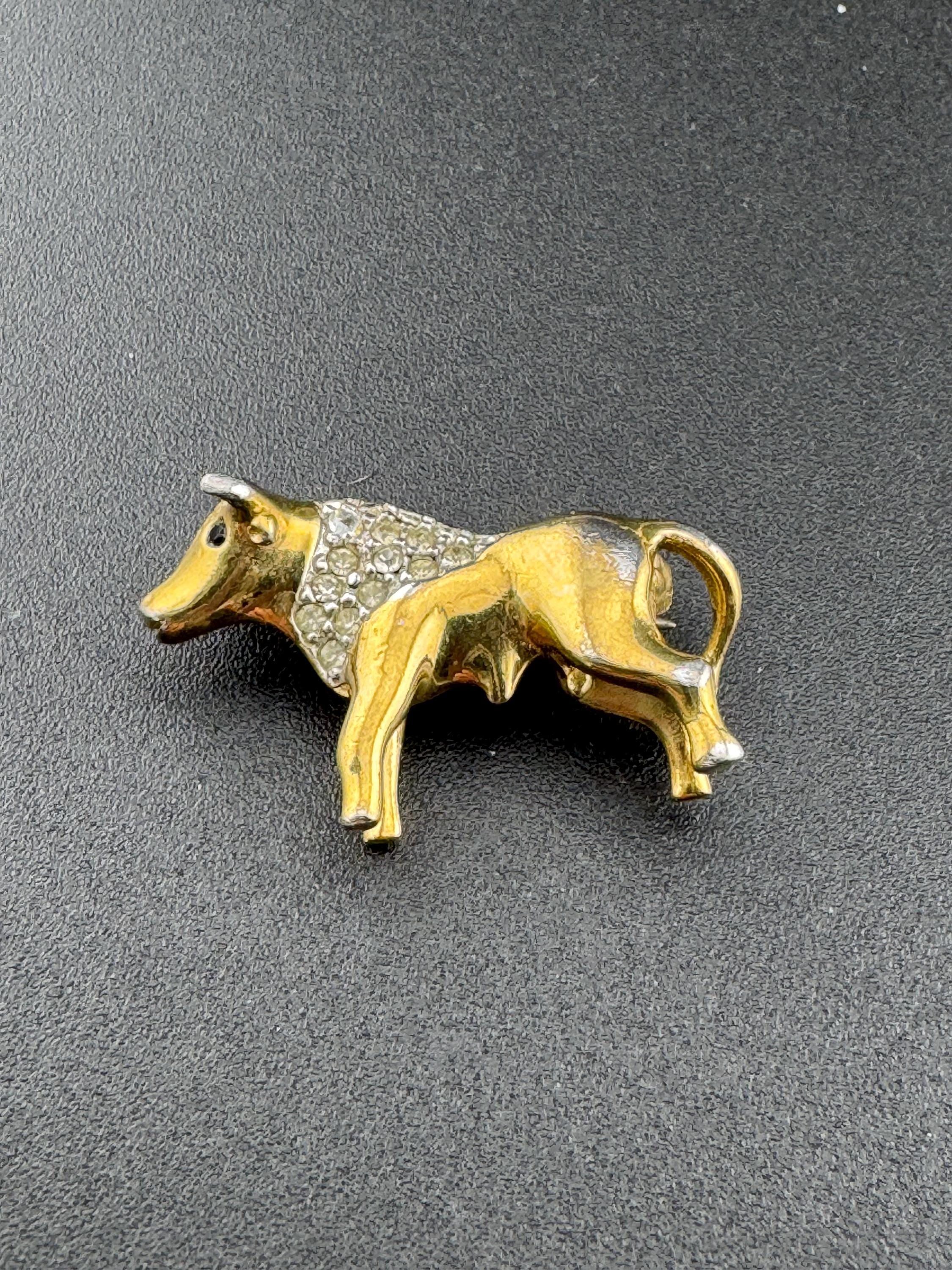 Small rhinestone cow brooch lapel pin heavy gold plated