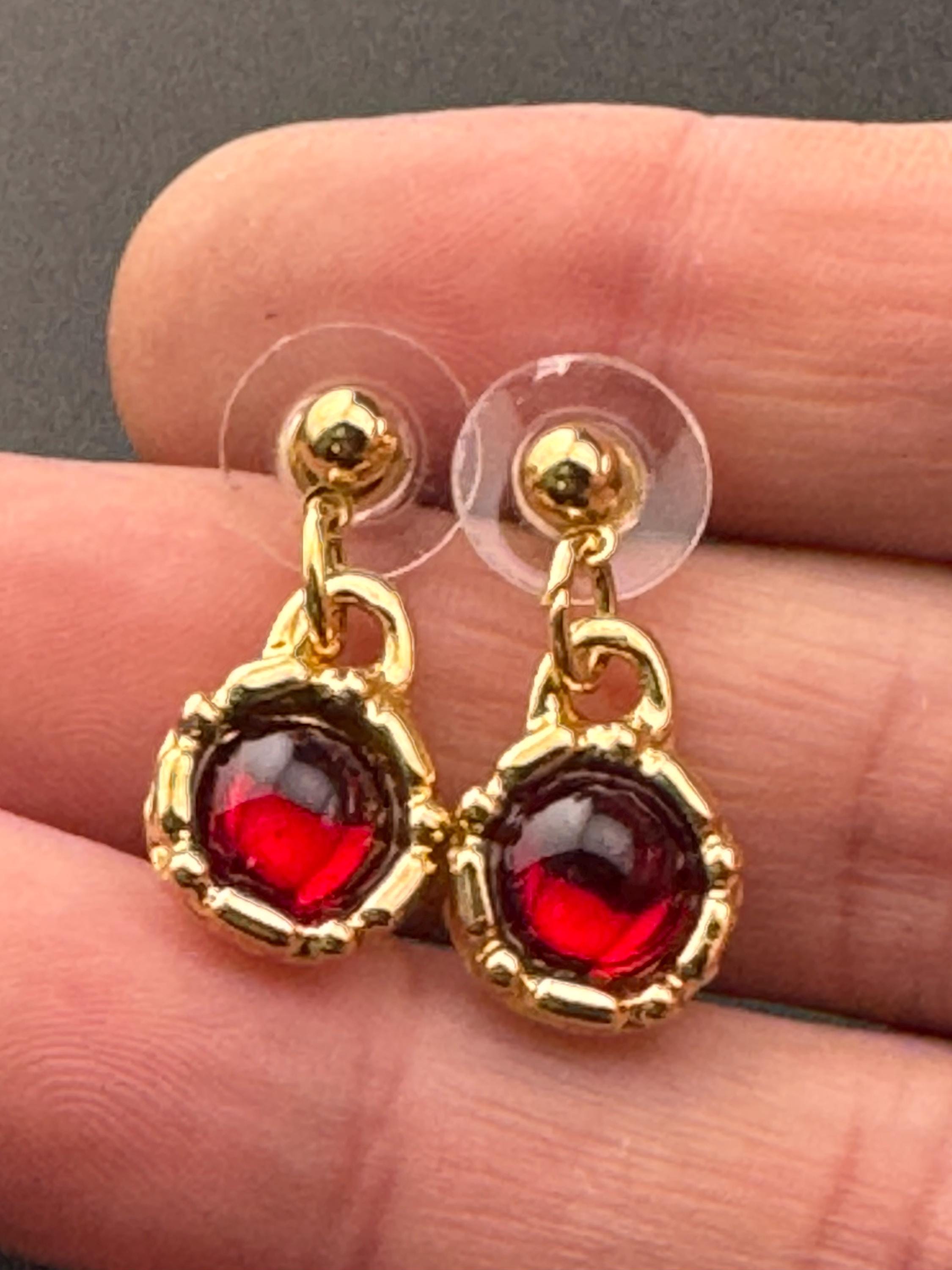 Vintage ruby red cabochon gold drop dangly earrings