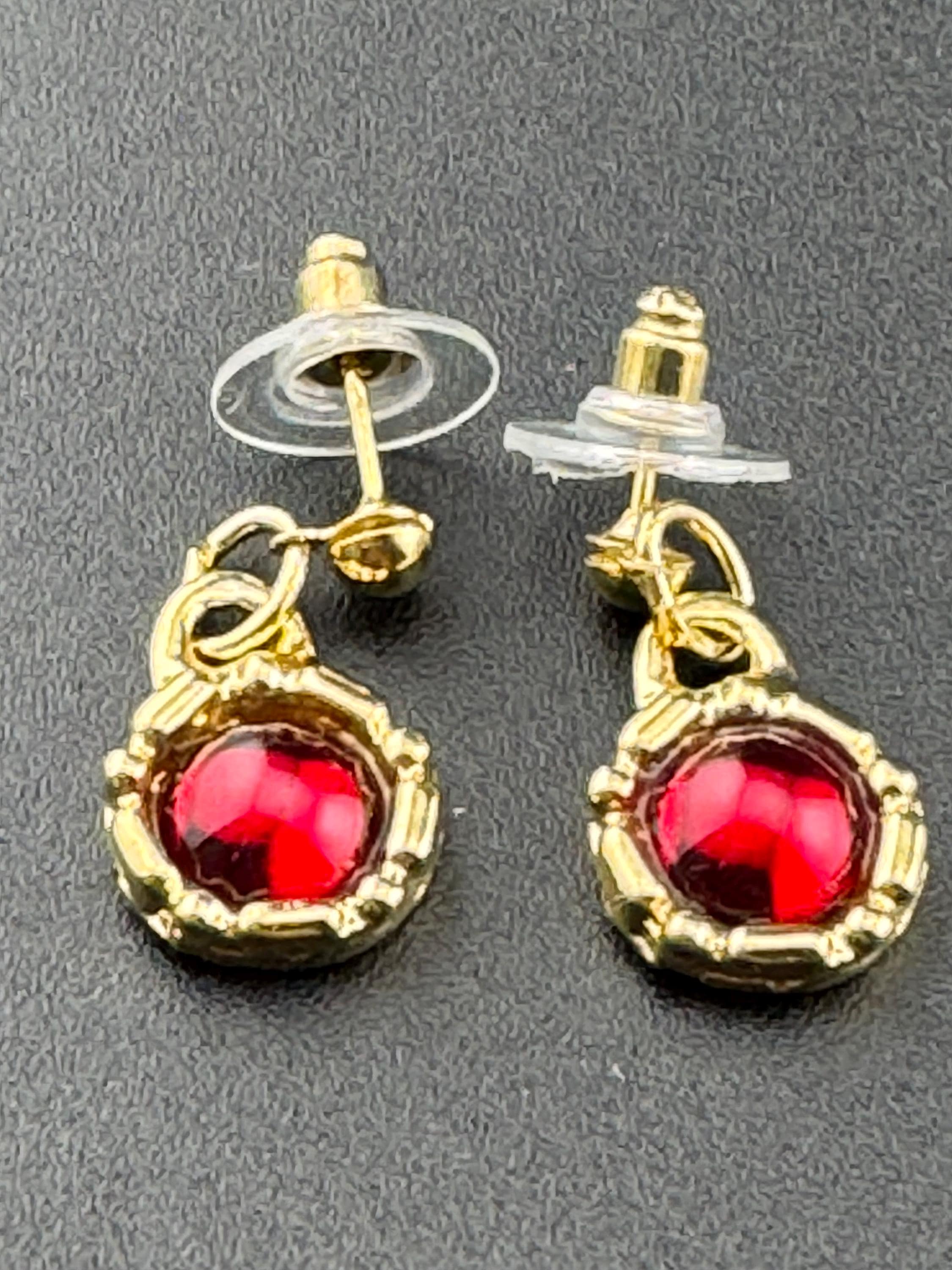 Vintage ruby red cabochon gold drop dangly earrings