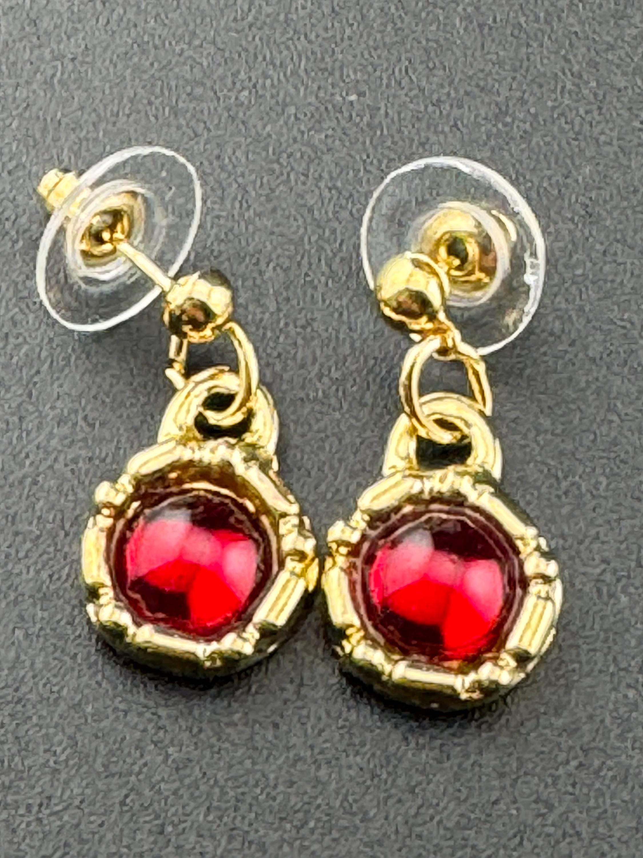 Vintage ruby red cabochon gold drop dangly earrings