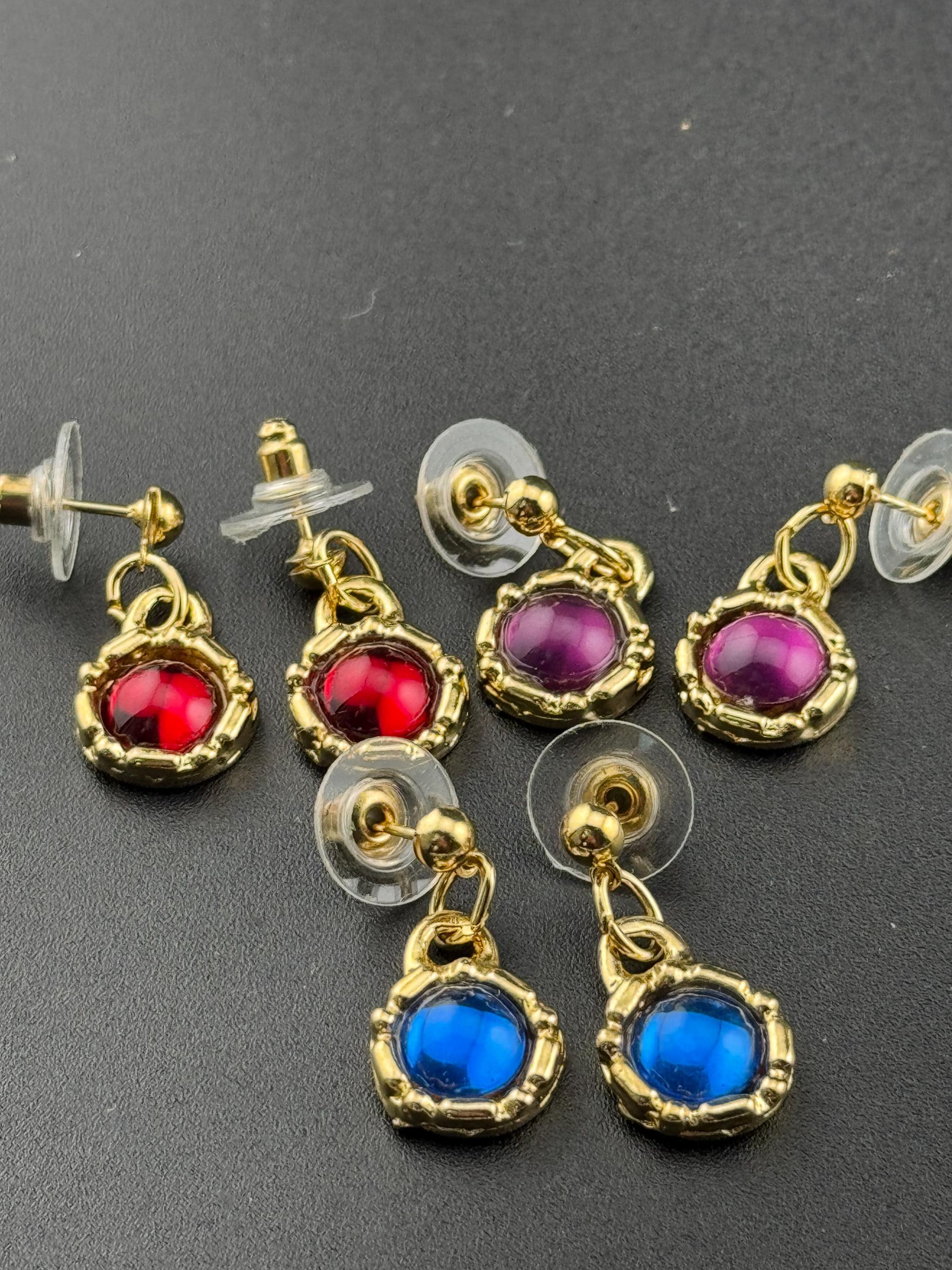 Vintage ruby red cabochon gold drop dangly earrings