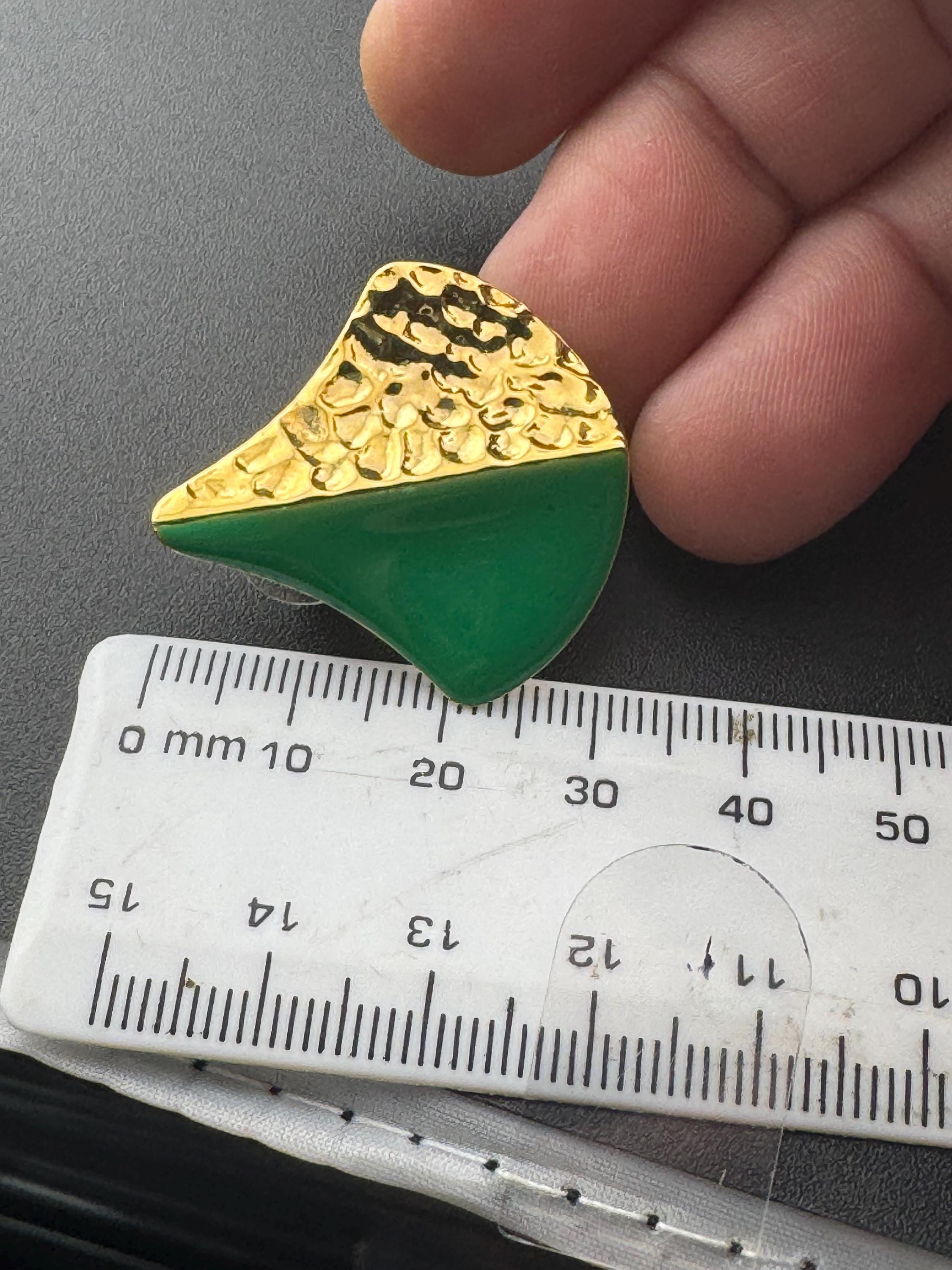 Vintage 80s bright green enamel gold tone two tone textured stud earrings for pierced ears unworn