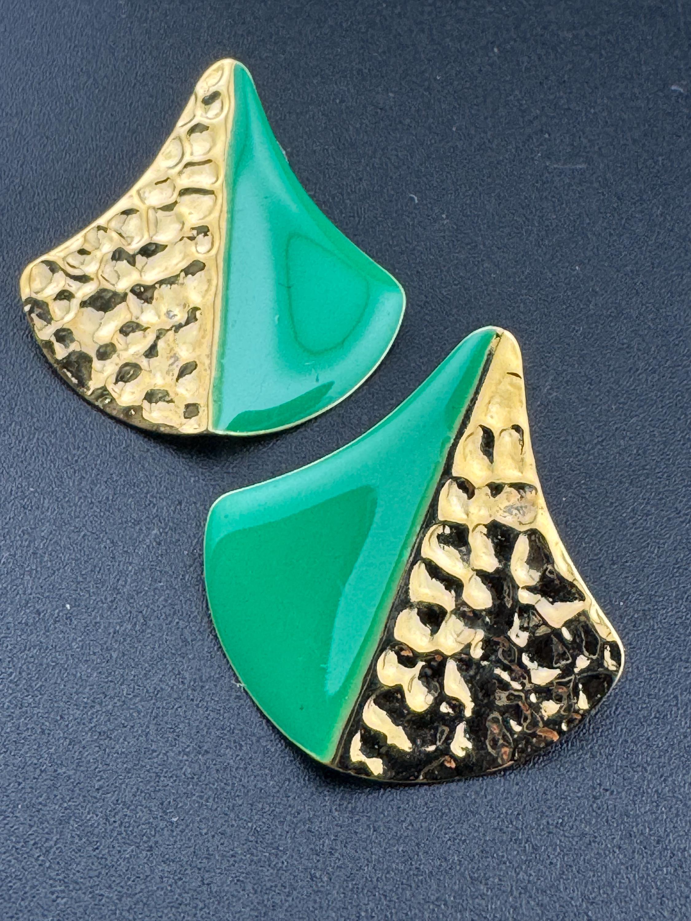 Vintage 80s bright green enamel gold tone two tone textured stud earrings for pierced ears unworn