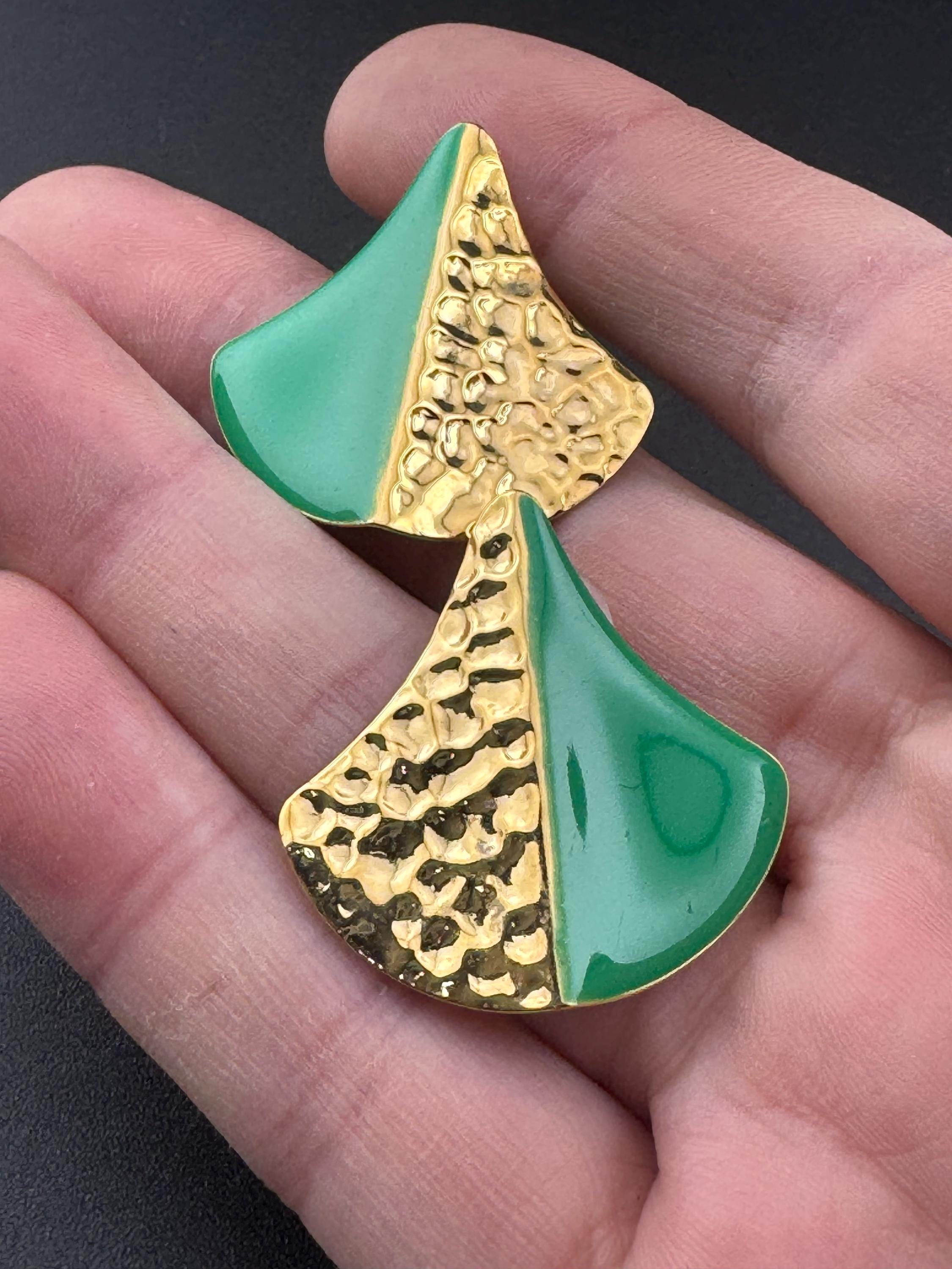 Vintage 80s bright green enamel gold tone two tone textured stud earrings for pierced ears unworn