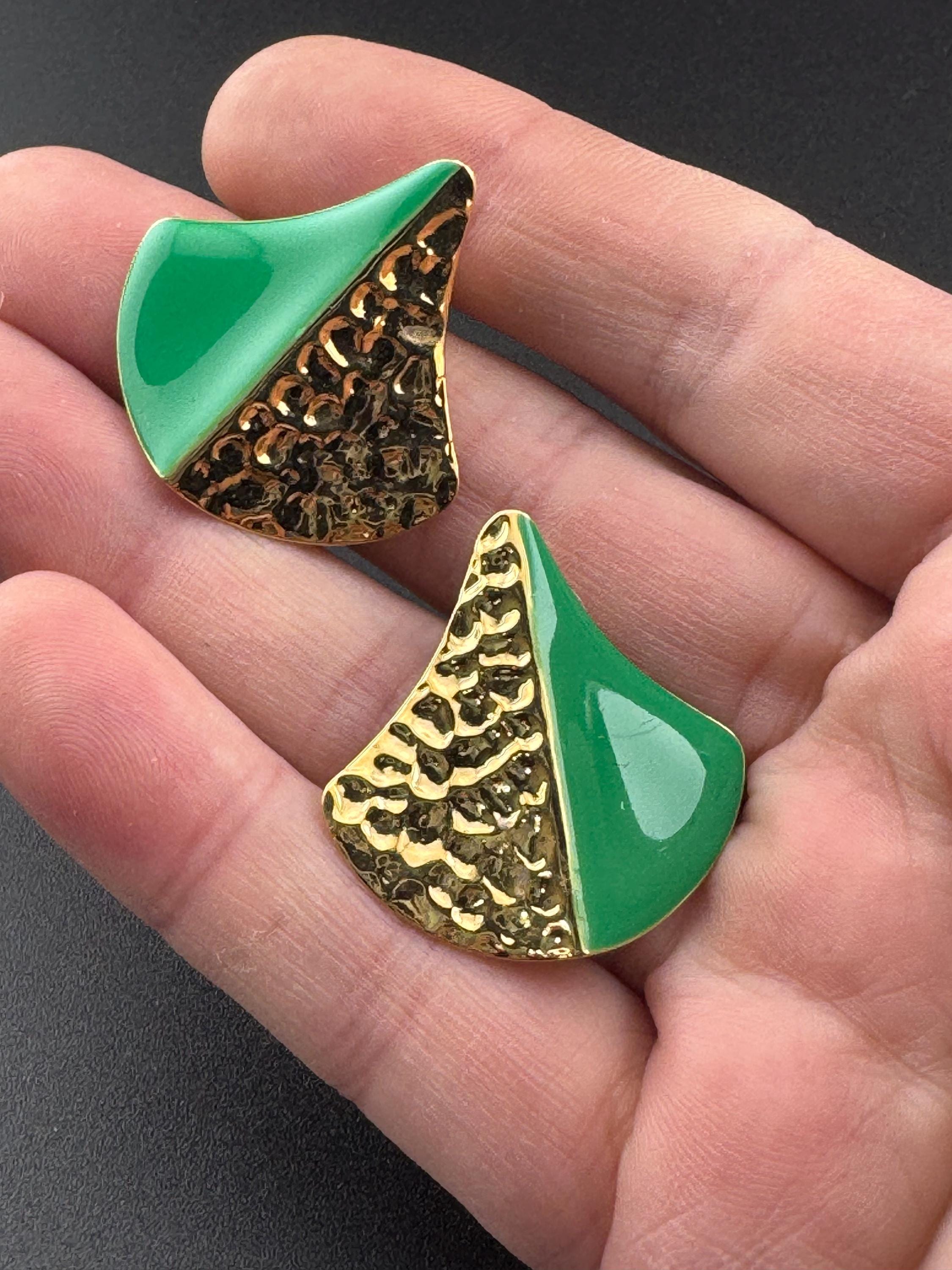 Vintage 80s bright green enamel gold tone two tone textured stud earrings for pierced ears unworn
