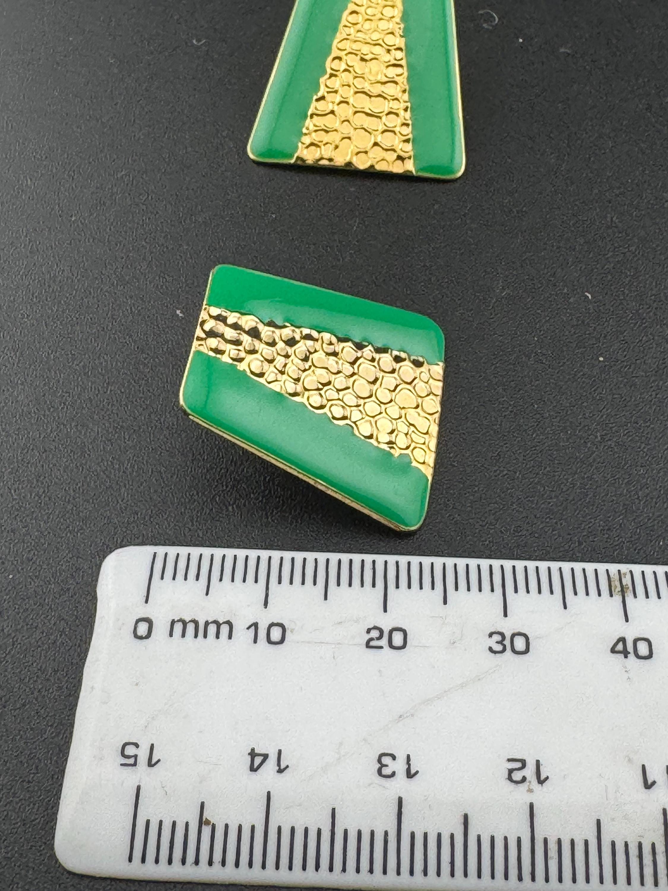 Vintage 80s bright green enamel gold tone two tone textured stud earrings for pierced ears unworn