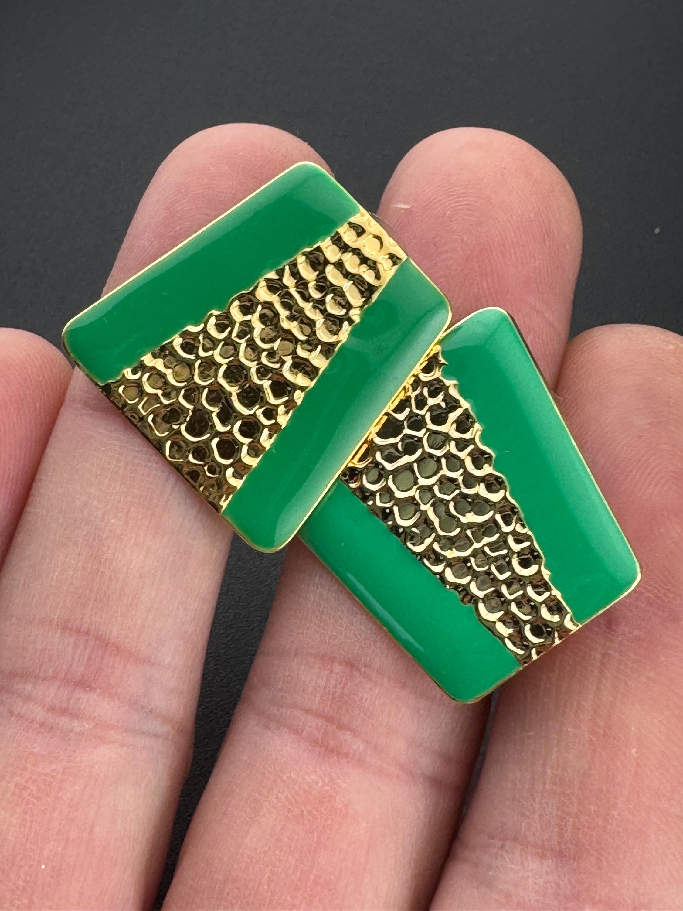 Vintage 80s bright green enamel gold tone two tone textured stud earrings for pierced ears unworn