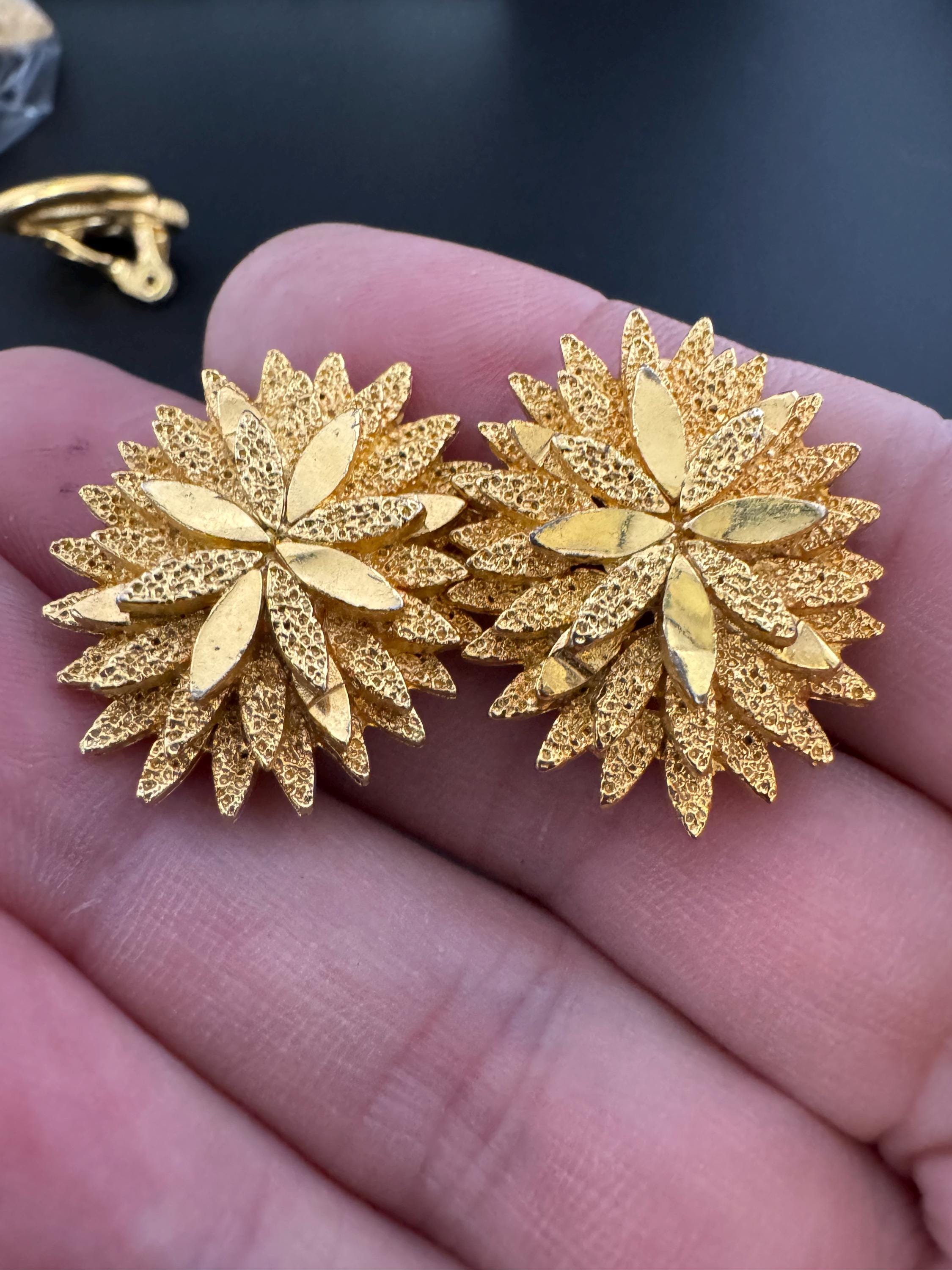 1970s modernist brutalist gold tone metal 2.5cm oval clip on stud earrings vintage retro mid century modernist jewellery