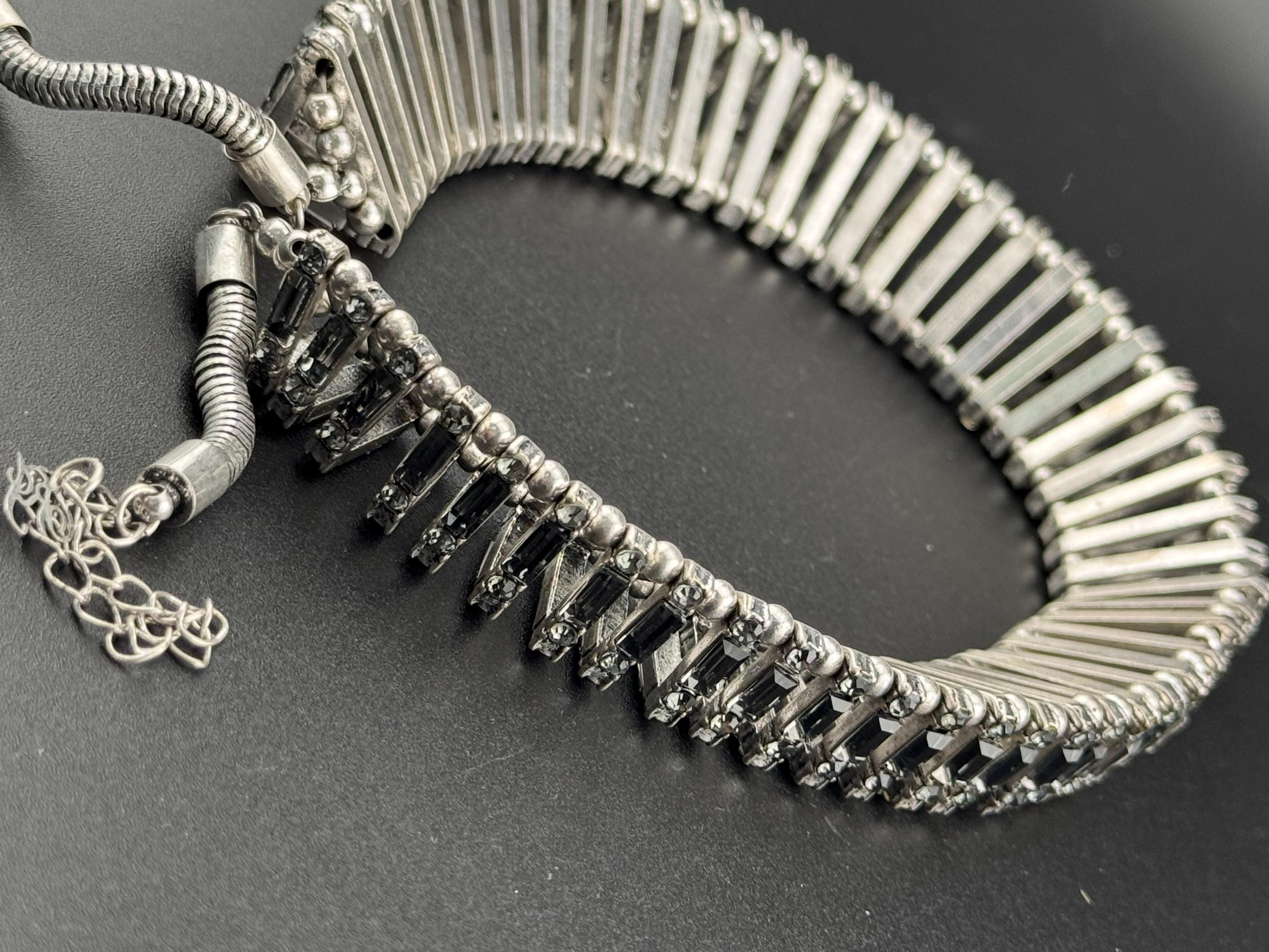 Fantastic Dark grey baguette crystal geometric faux pearl chunky rhinestone choker silver tone, retro