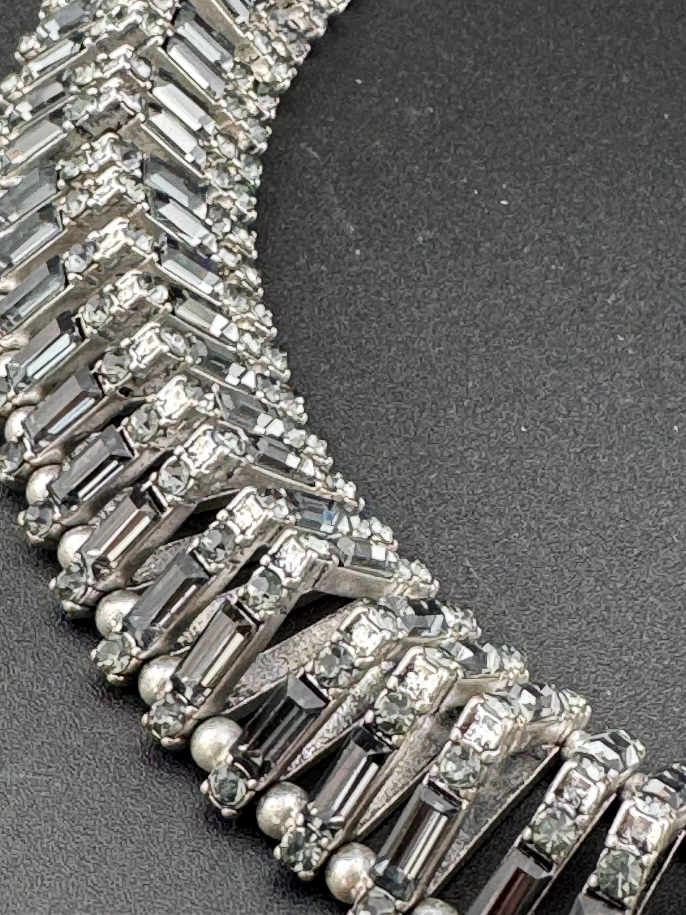 Fantastic Dark grey baguette crystal geometric faux pearl chunky rhinestone choker silver tone, retro
