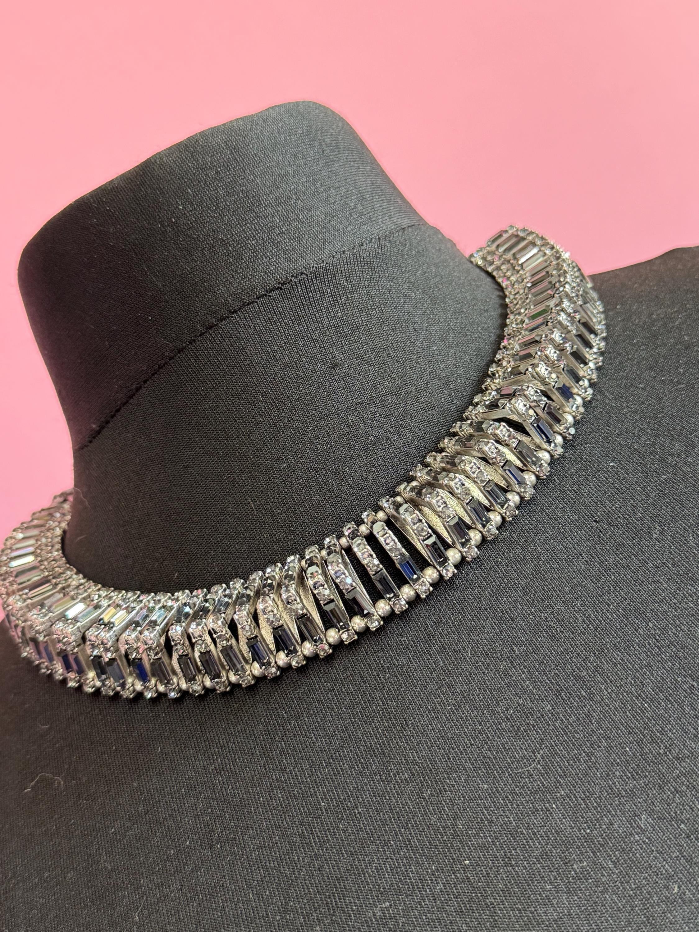 Fantastic Dark grey baguette crystal geometric faux pearl chunky rhinestone choker silver tone, retro