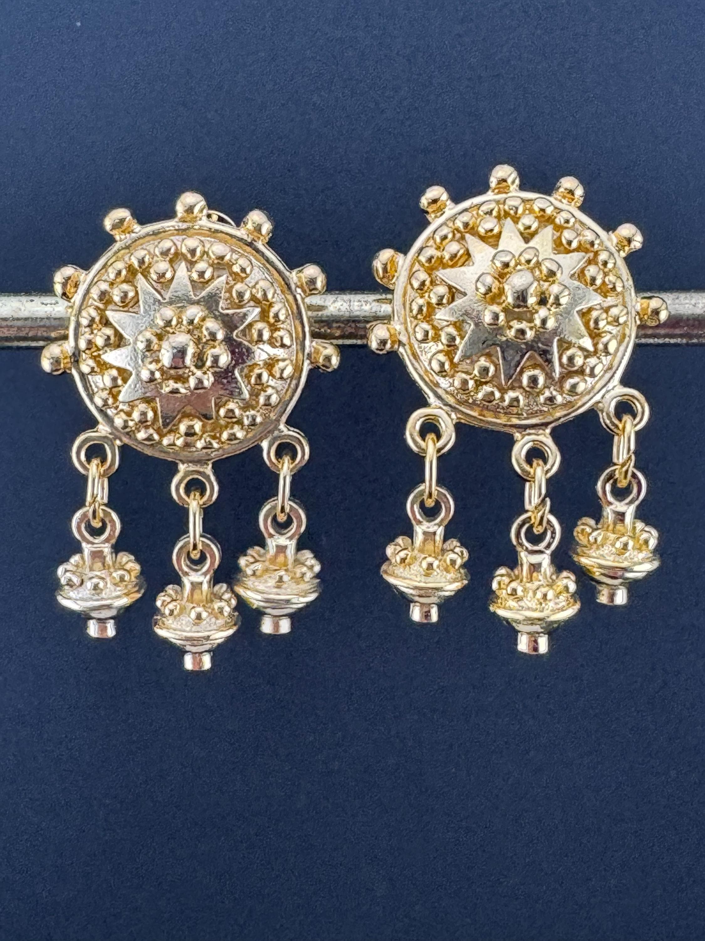 Etruscan star clip on earrings, 1990s 3cm gold tone drops