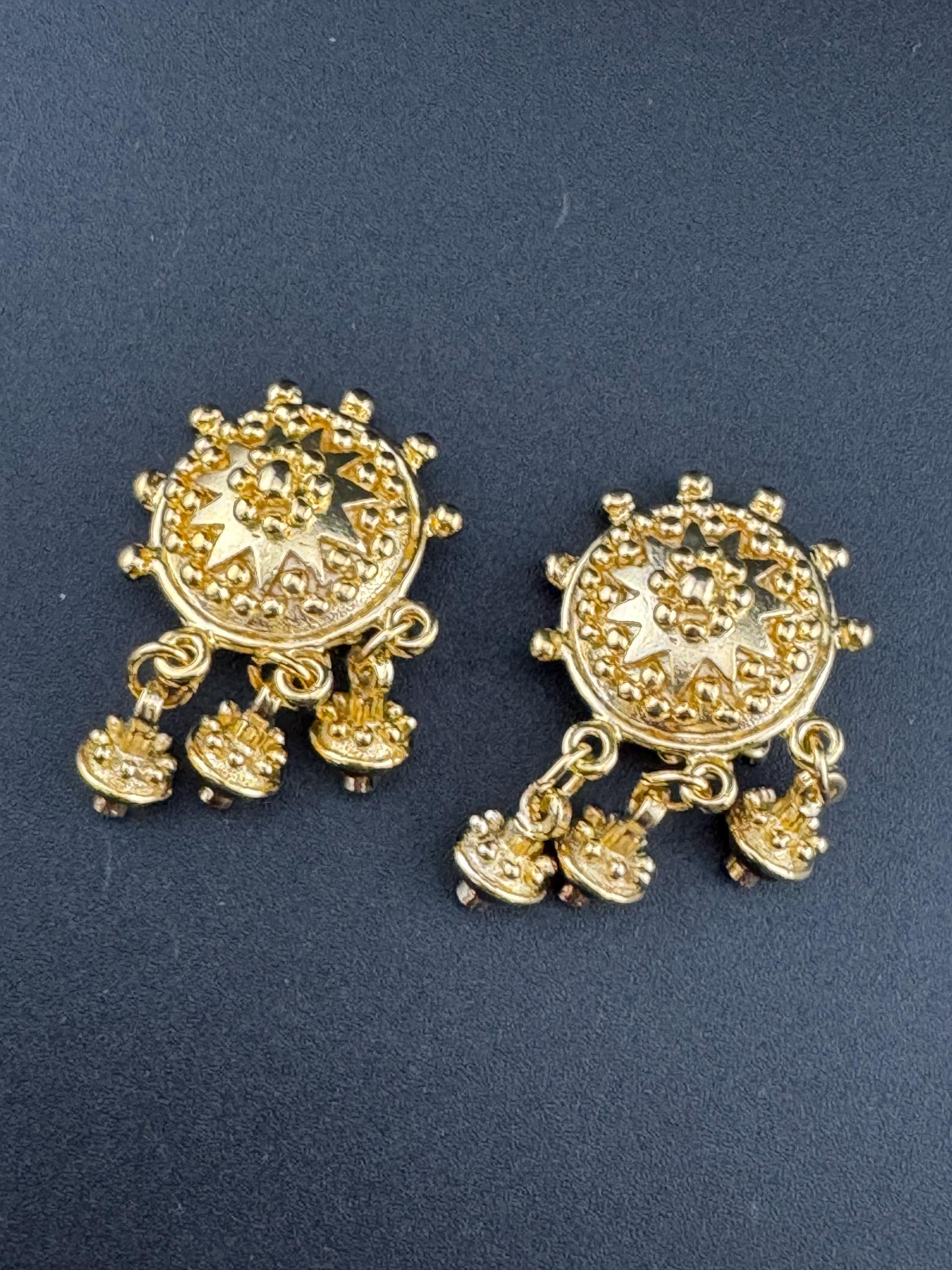 Etruscan star clip on earrings, 1990s 3cm gold tone drops