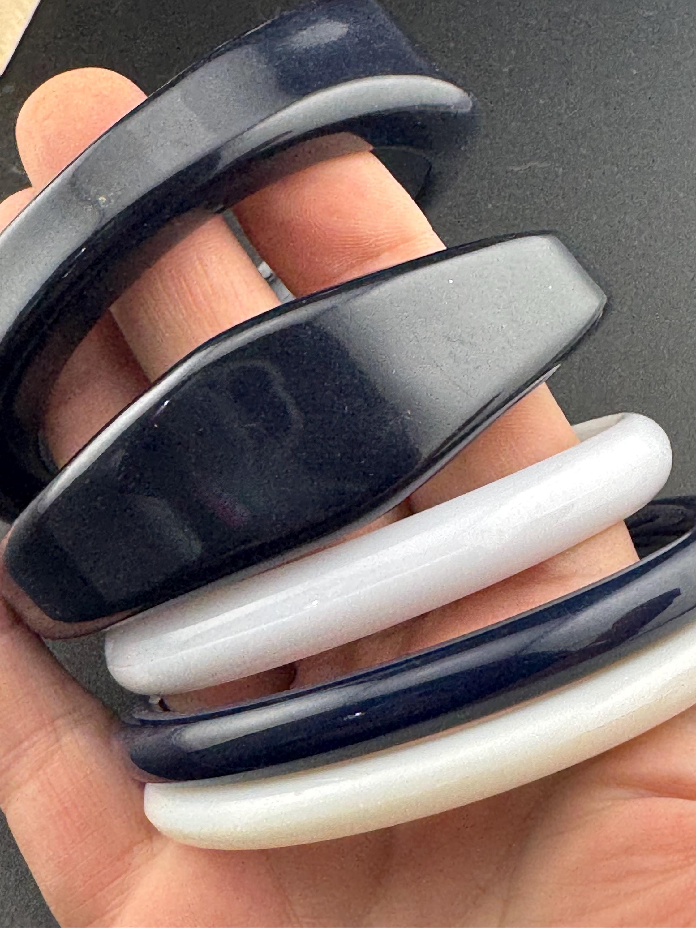 Vintage stack of dark navy blue and off white irregular Chunky stylish plastic bangles retro acrylic bracelets