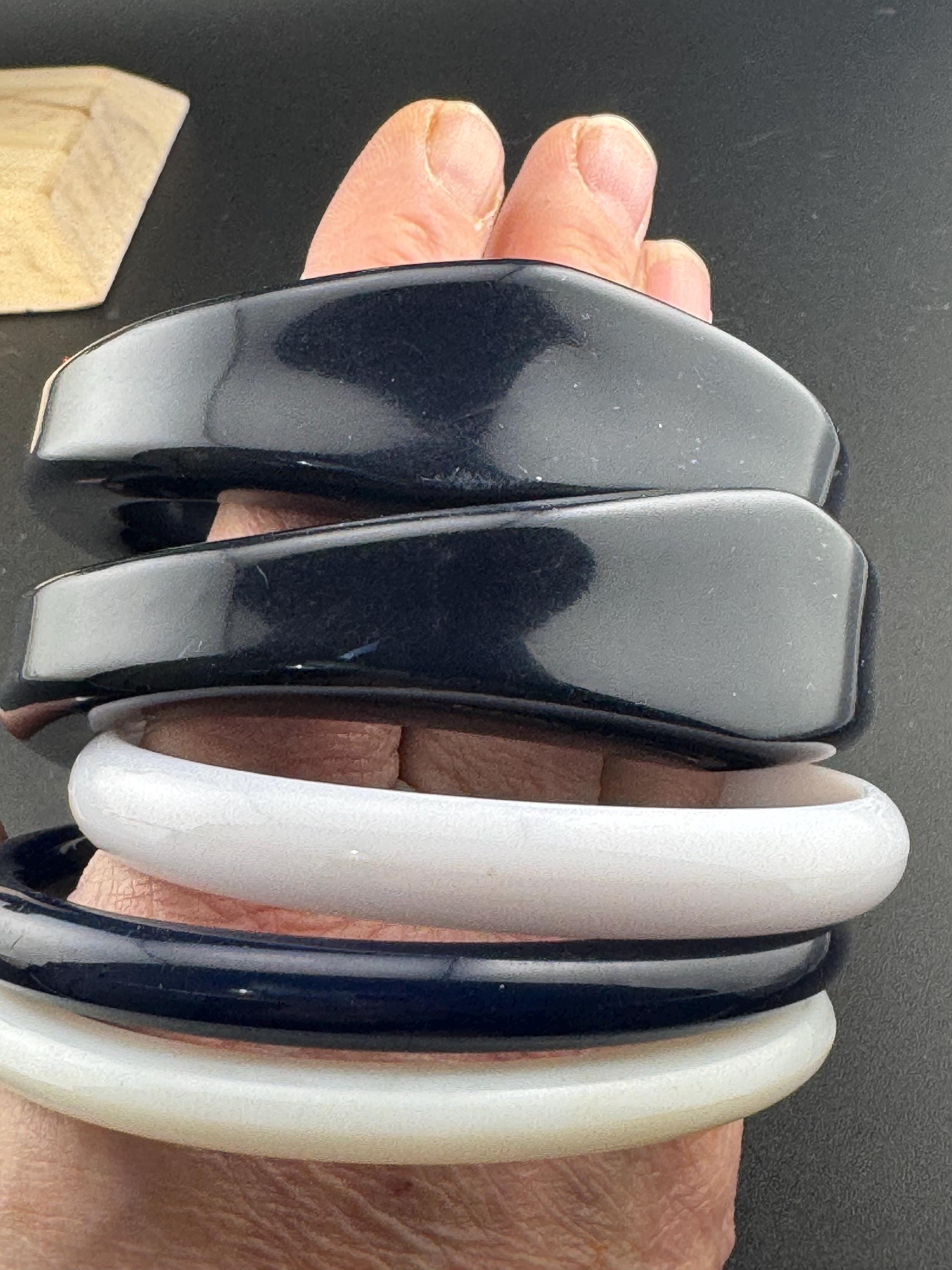 Vintage stack of dark navy blue and off white irregular Chunky stylish plastic bangles retro acrylic bracelets