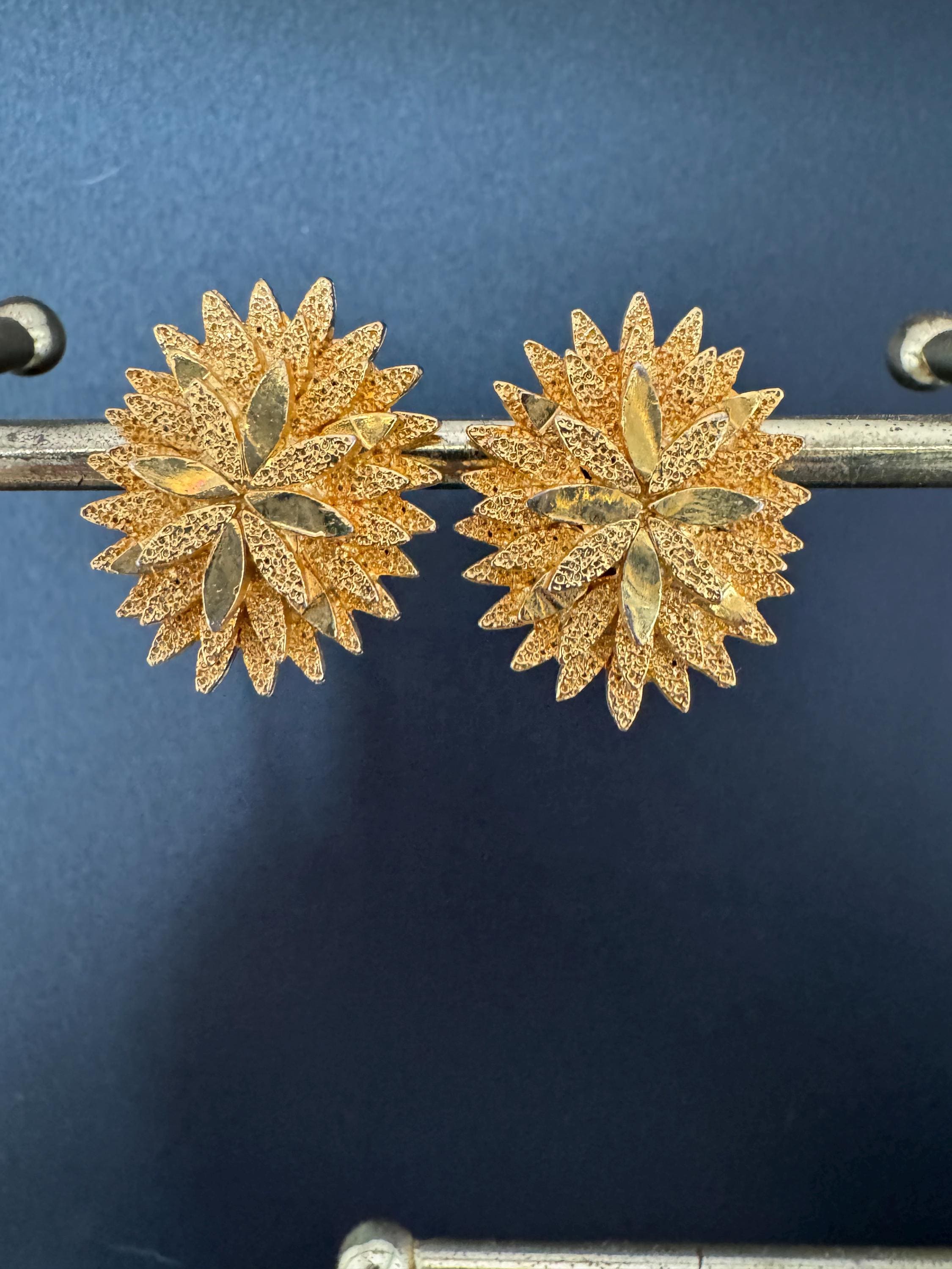1970s modernist brutalist gold tone metal 2.5cm oval clip on stud earrings vintage retro mid century modernist jewellery