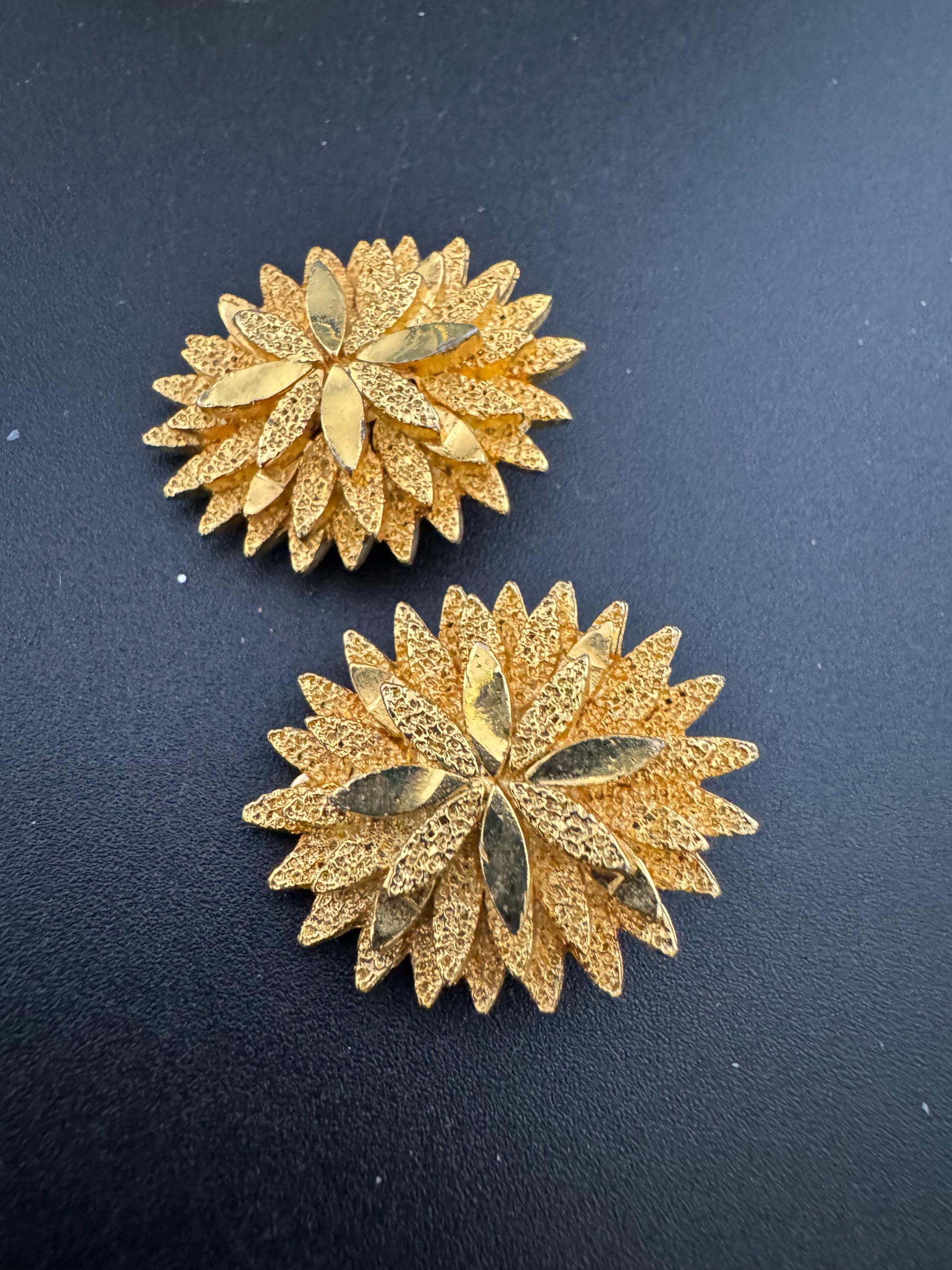 1970s modernist brutalist gold tone metal 2.5cm oval clip on stud earrings vintage retro mid century modernist jewellery