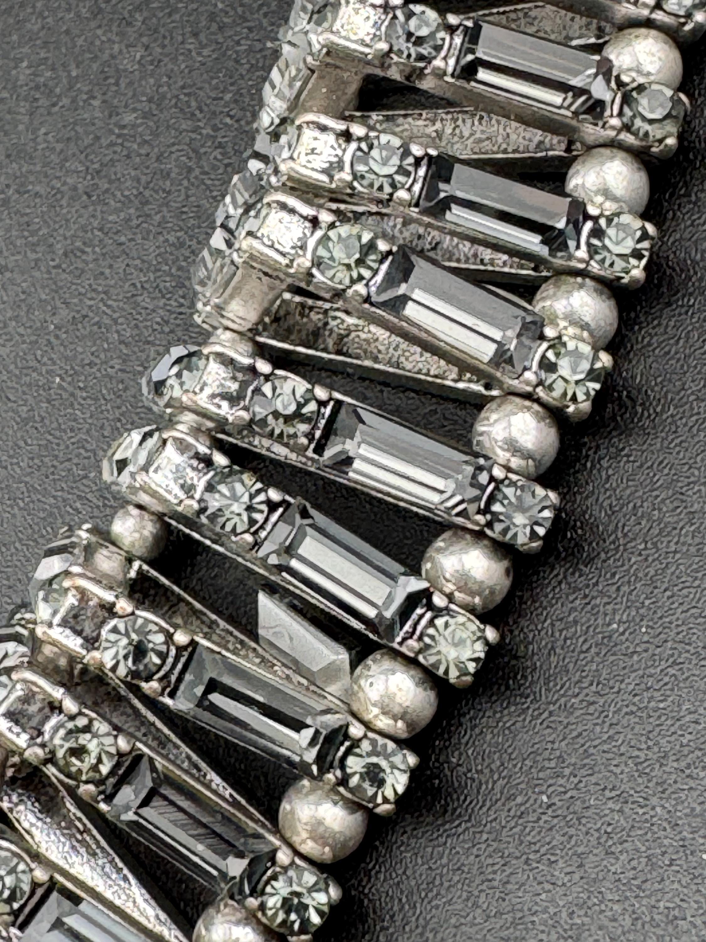 Fantastic Dark grey baguette crystal geometric faux pearl chunky rhinestone choker silver tone, retro