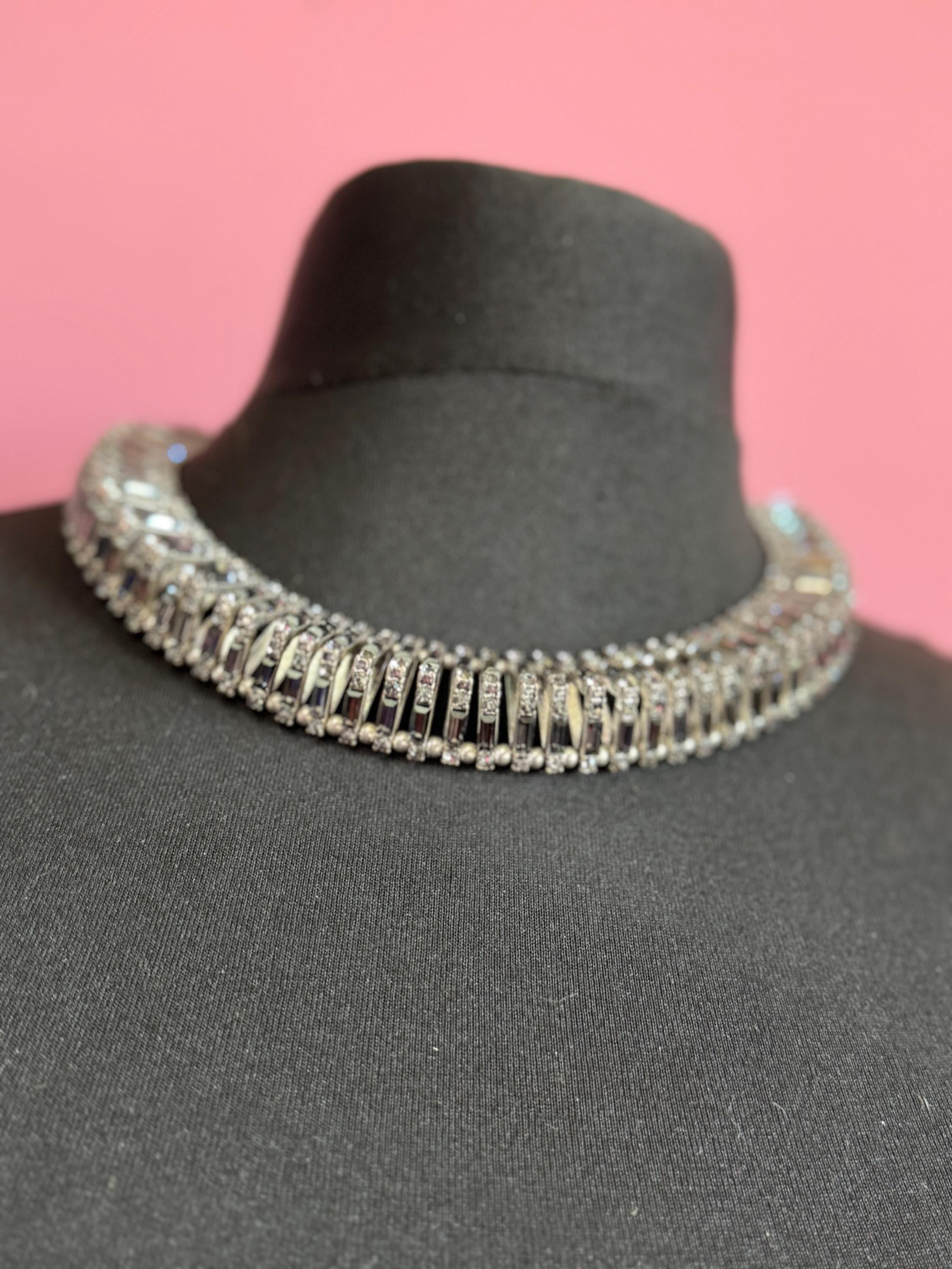 Fantastic Dark grey baguette crystal geometric faux pearl chunky rhinestone choker silver tone, retro