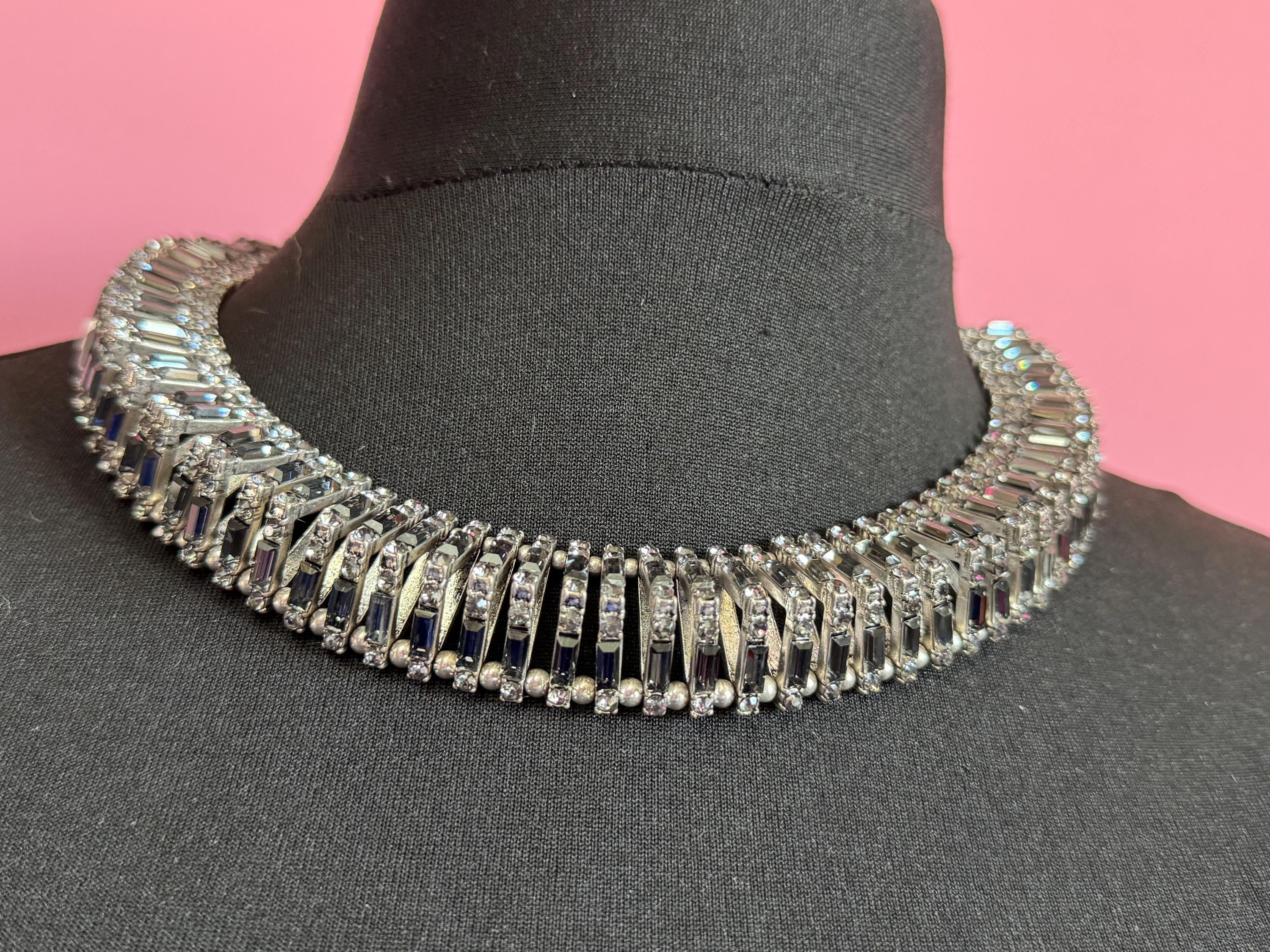 Fantastic Dark grey baguette crystal geometric faux pearl chunky rhinestone choker silver tone, retro