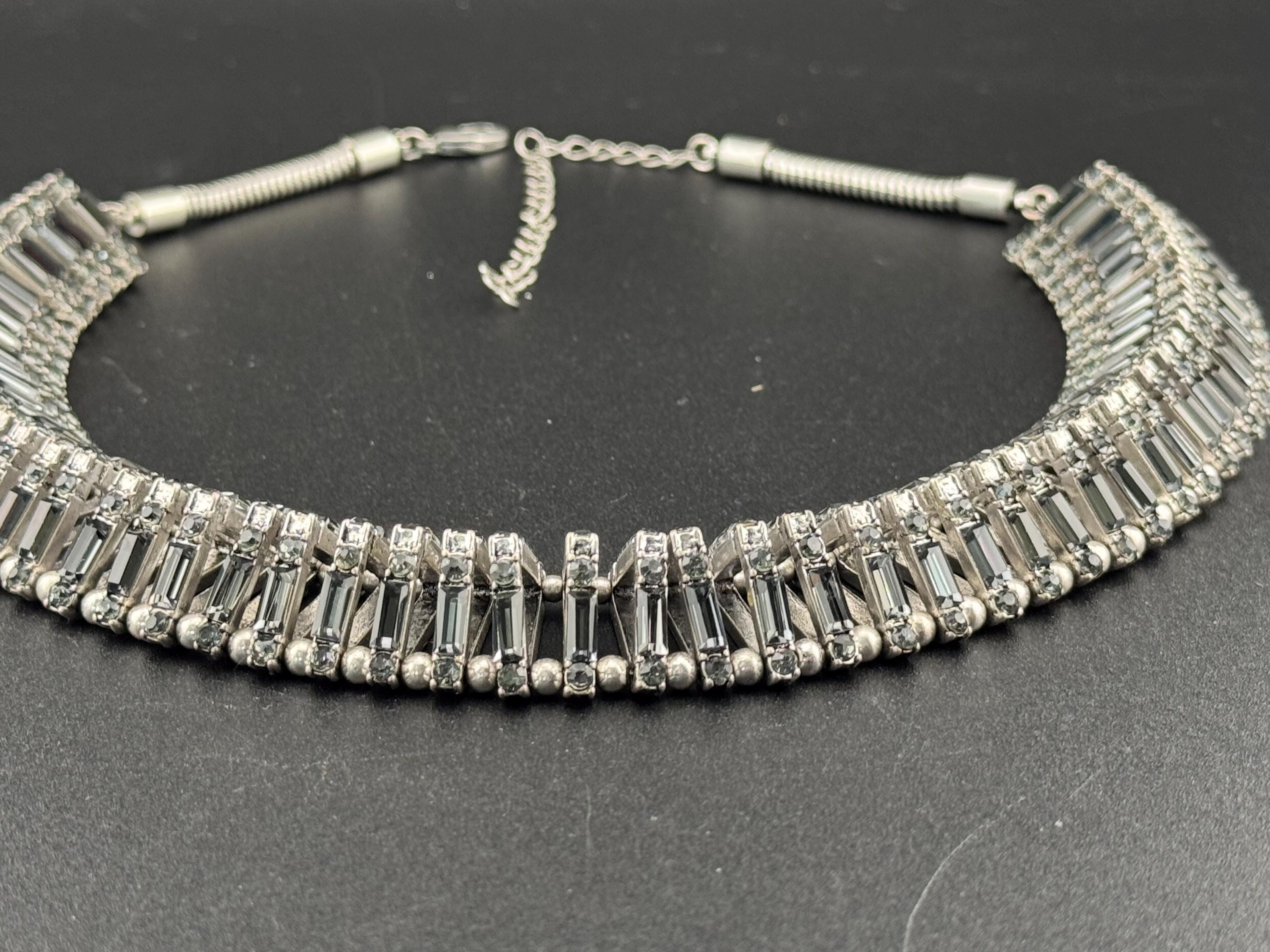 Fantastic Dark grey baguette crystal geometric faux pearl chunky rhinestone choker silver tone, retro