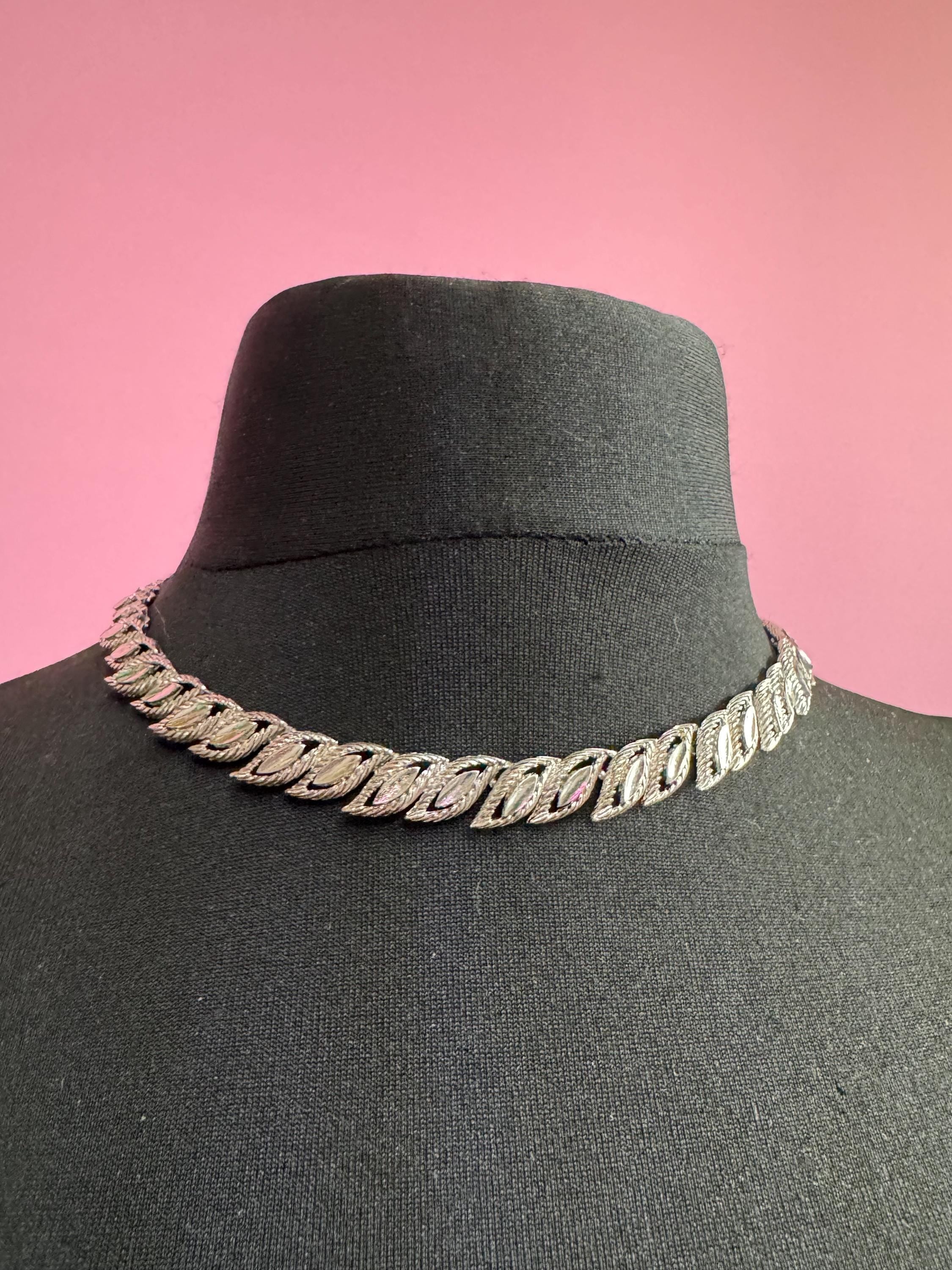 Vintage silver tone modernist textured leaf choker necklace