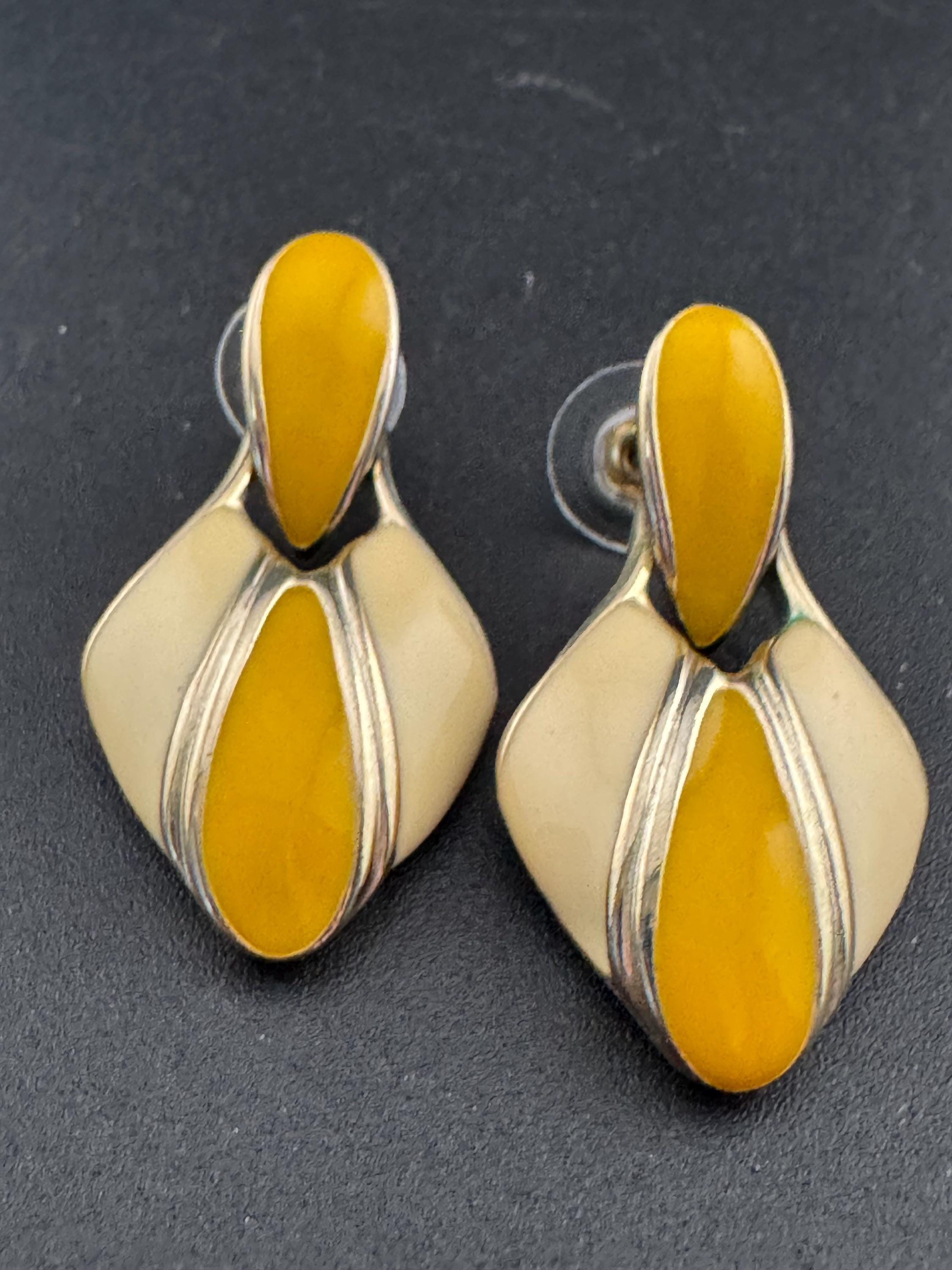 Vintage 1980s mustard yellow ochre and cream enamel teardrop door knocker earrings for pierced ears, gold tone