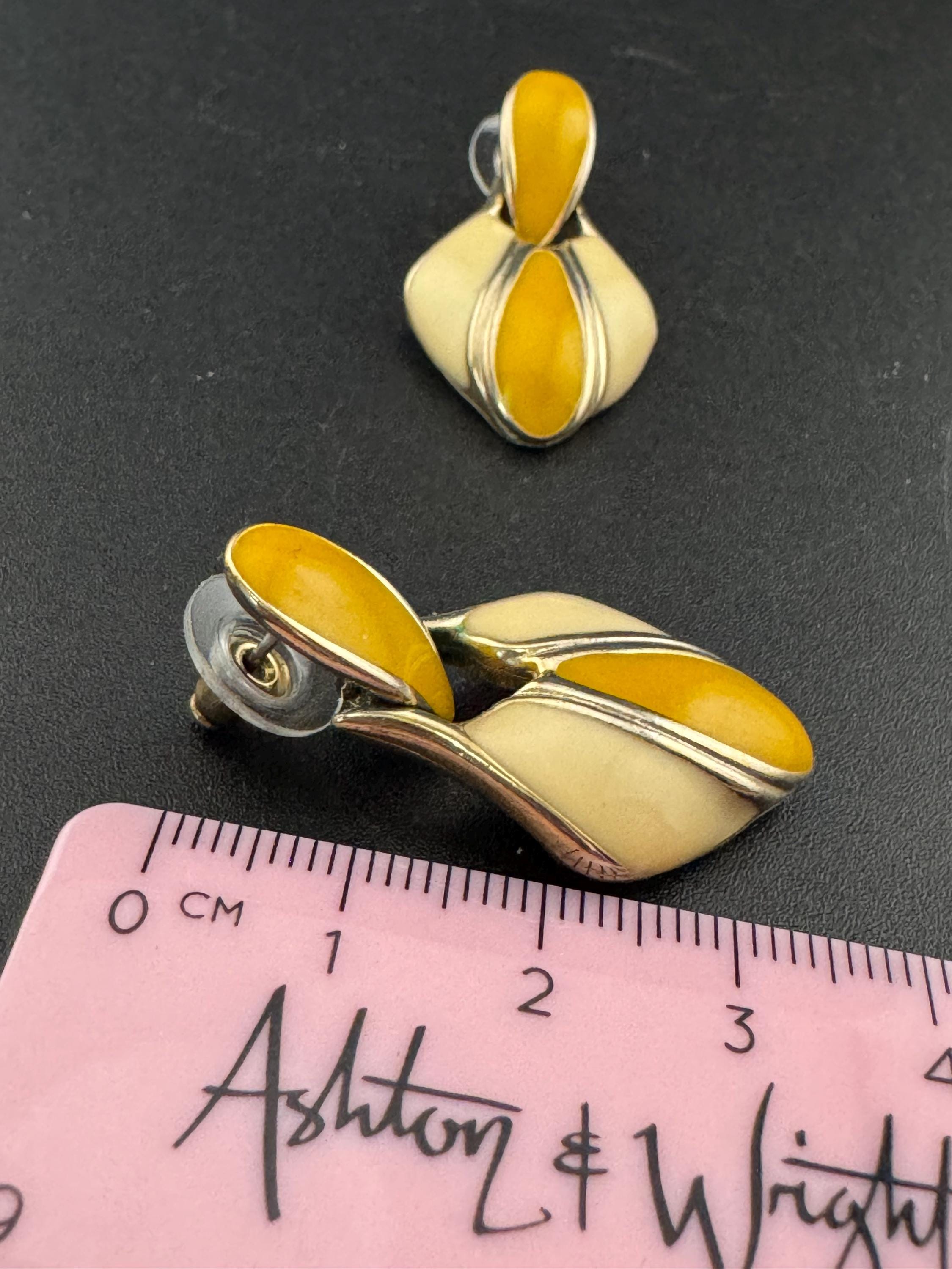 Vintage 1980s mustard yellow ochre and cream enamel teardrop door knocker earrings for pierced ears, gold tone