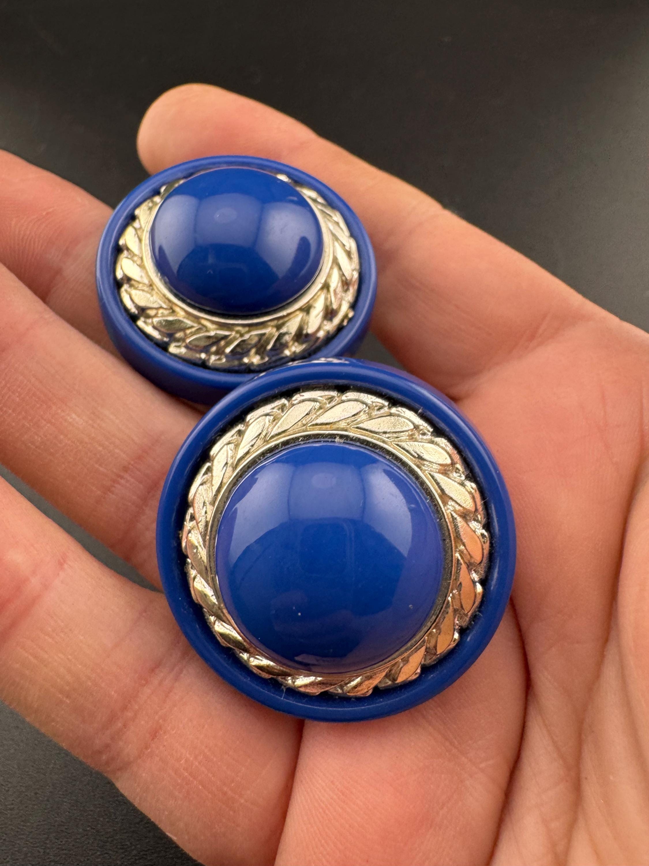 Oversized blue plastic disc pierced earrings with silver tone rope edge centre, big studs