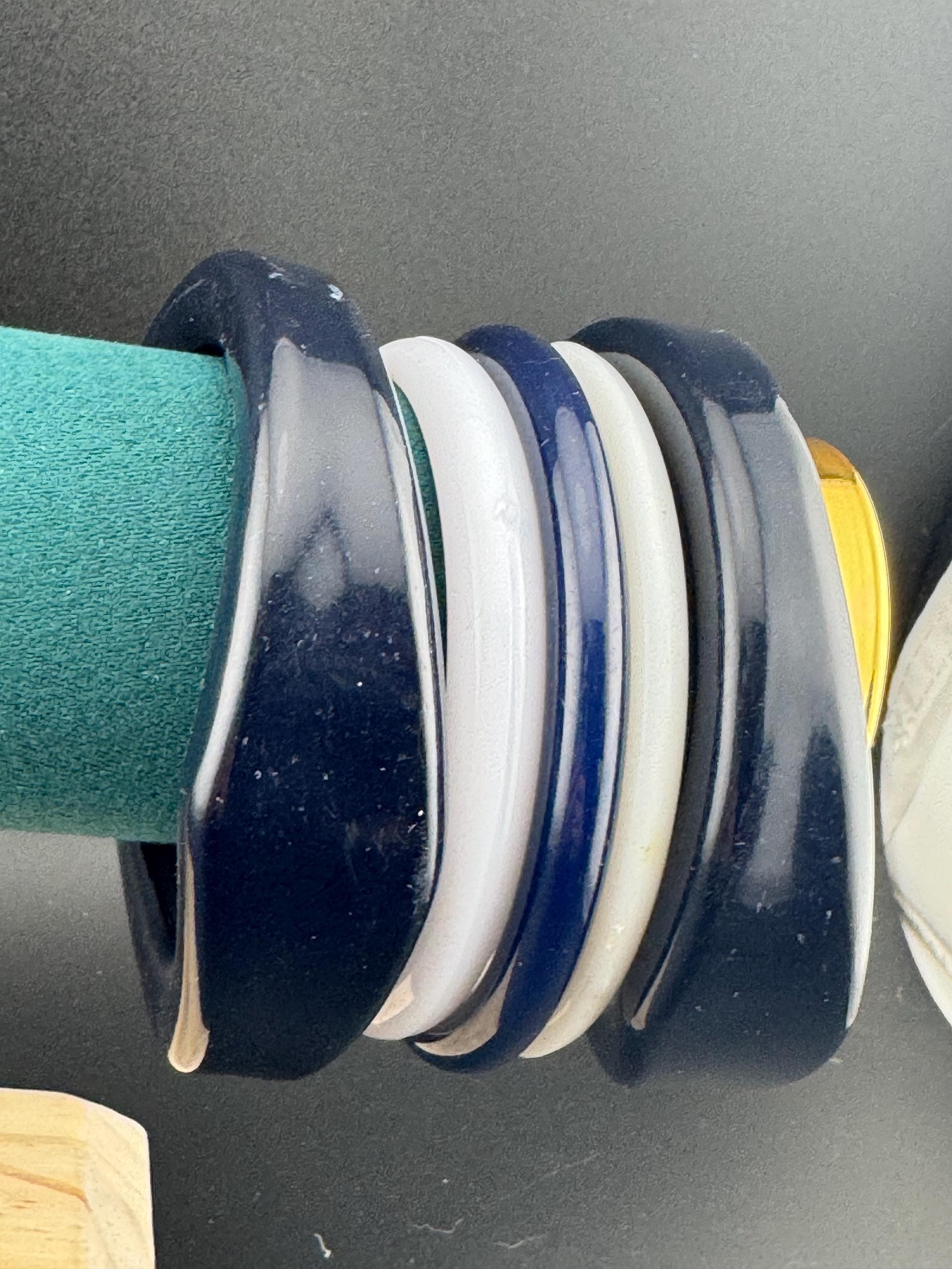 Vintage stack of dark navy blue and off white irregular Chunky stylish plastic bangles retro acrylic bracelets