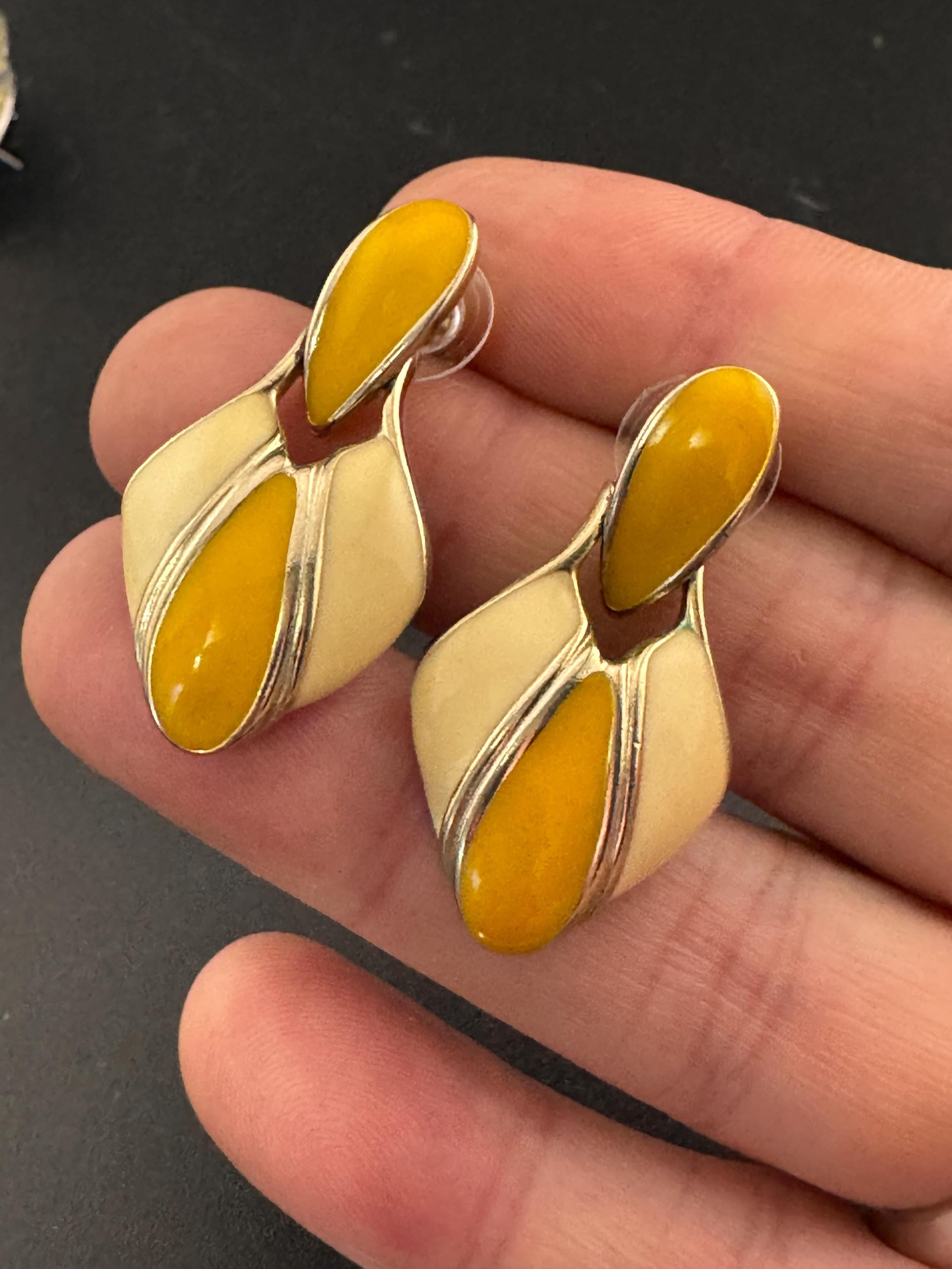 Vintage 1980s mustard yellow ochre and cream enamel teardrop door knocker earrings for pierced ears, gold tone