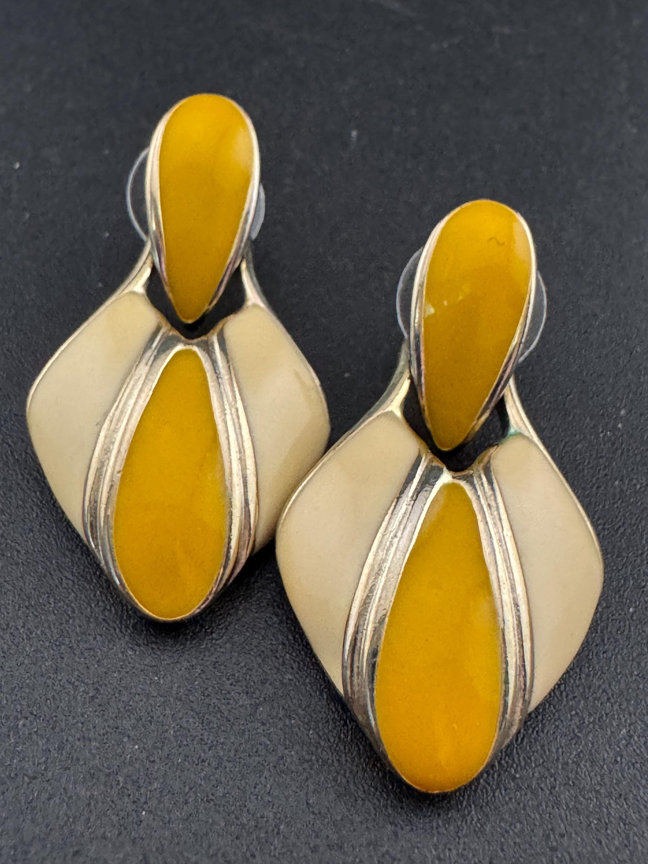 Vintage 1980s mustard yellow ochre and cream enamel teardrop door knocker earrings for pierced ears, gold tone