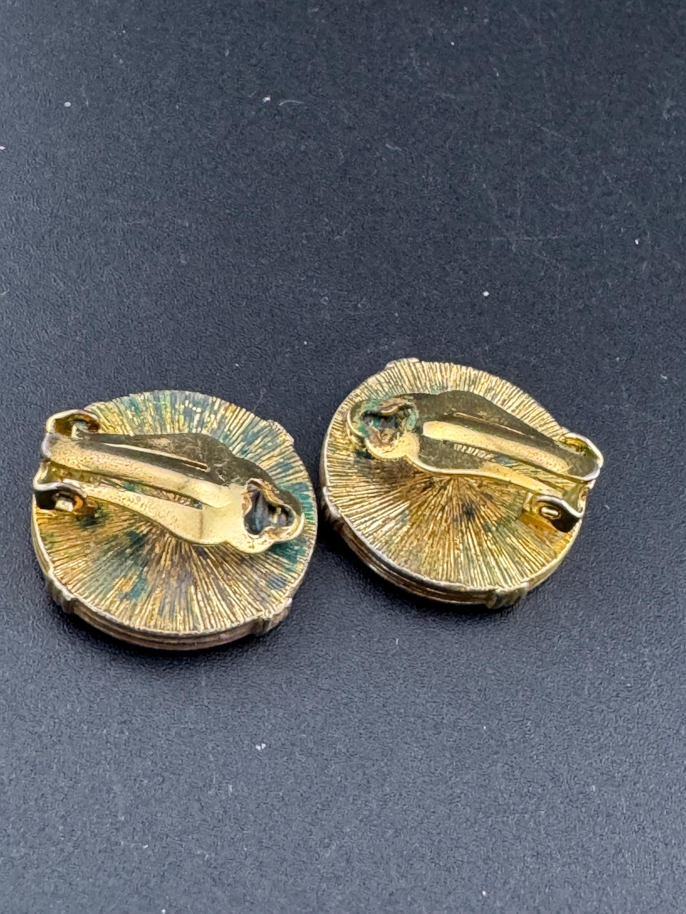 Vintage gold tone 2.5cm round disc button earrings