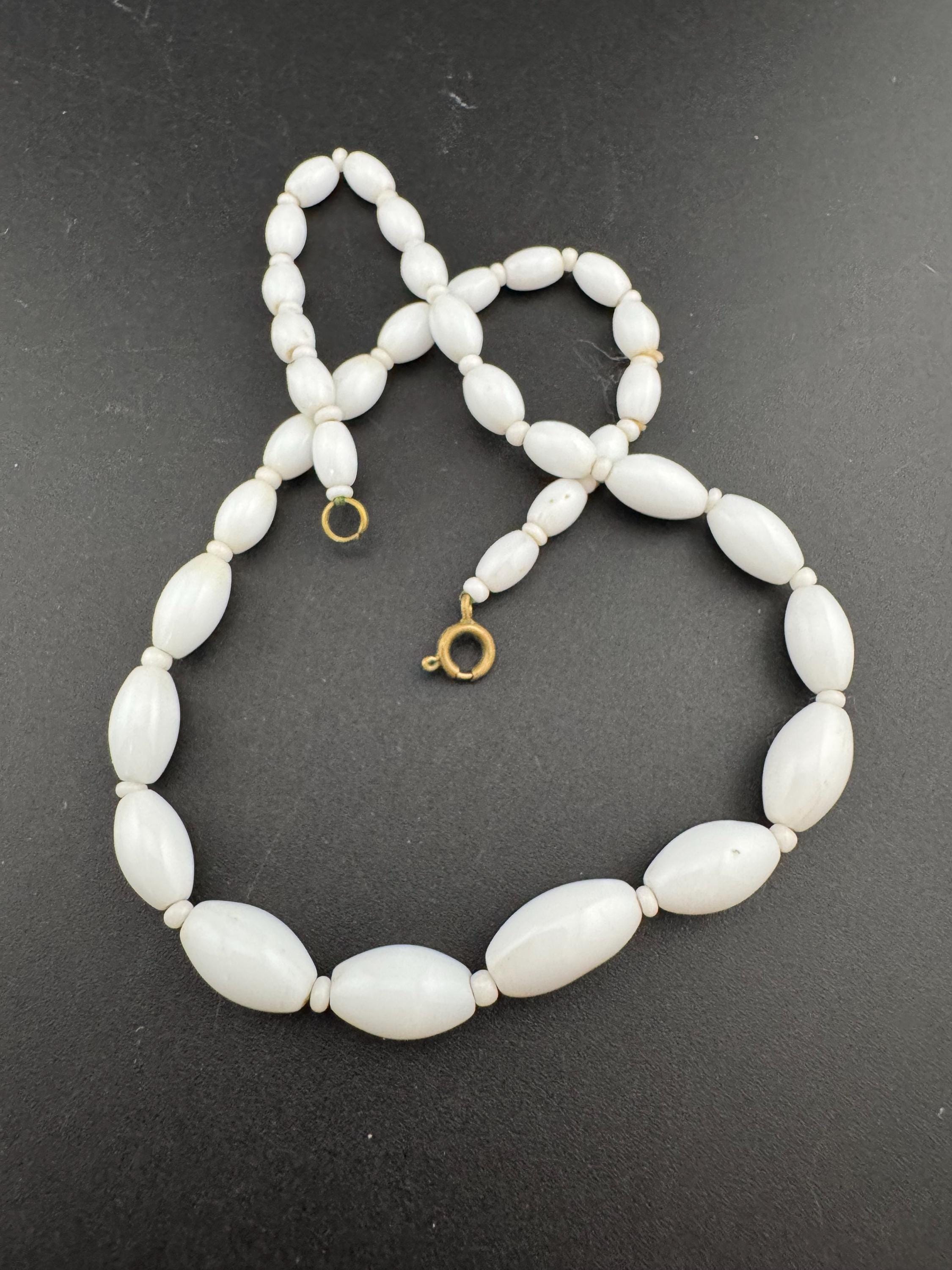 Vintage White milk glass oval beaded necklace 43cm