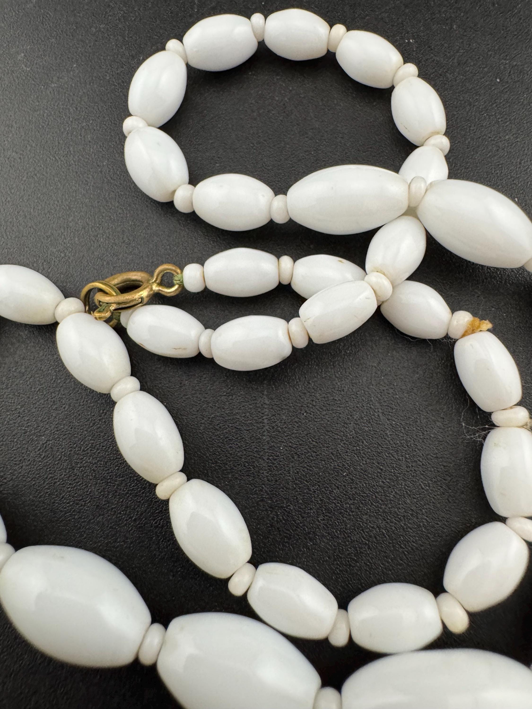 Vintage White milk glass oval beaded necklace 43cm
