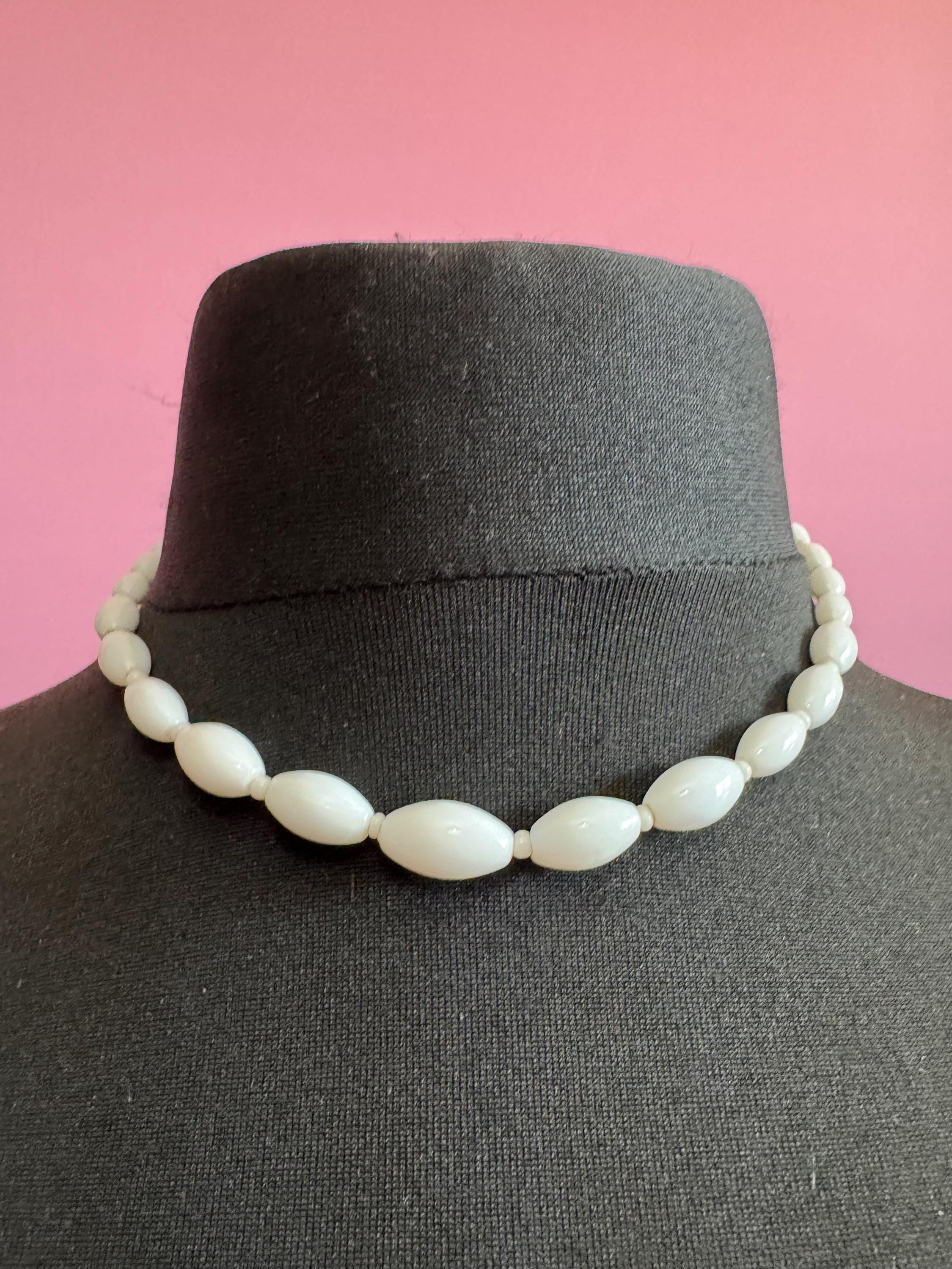 Vintage White milk glass oval beaded necklace 43cm