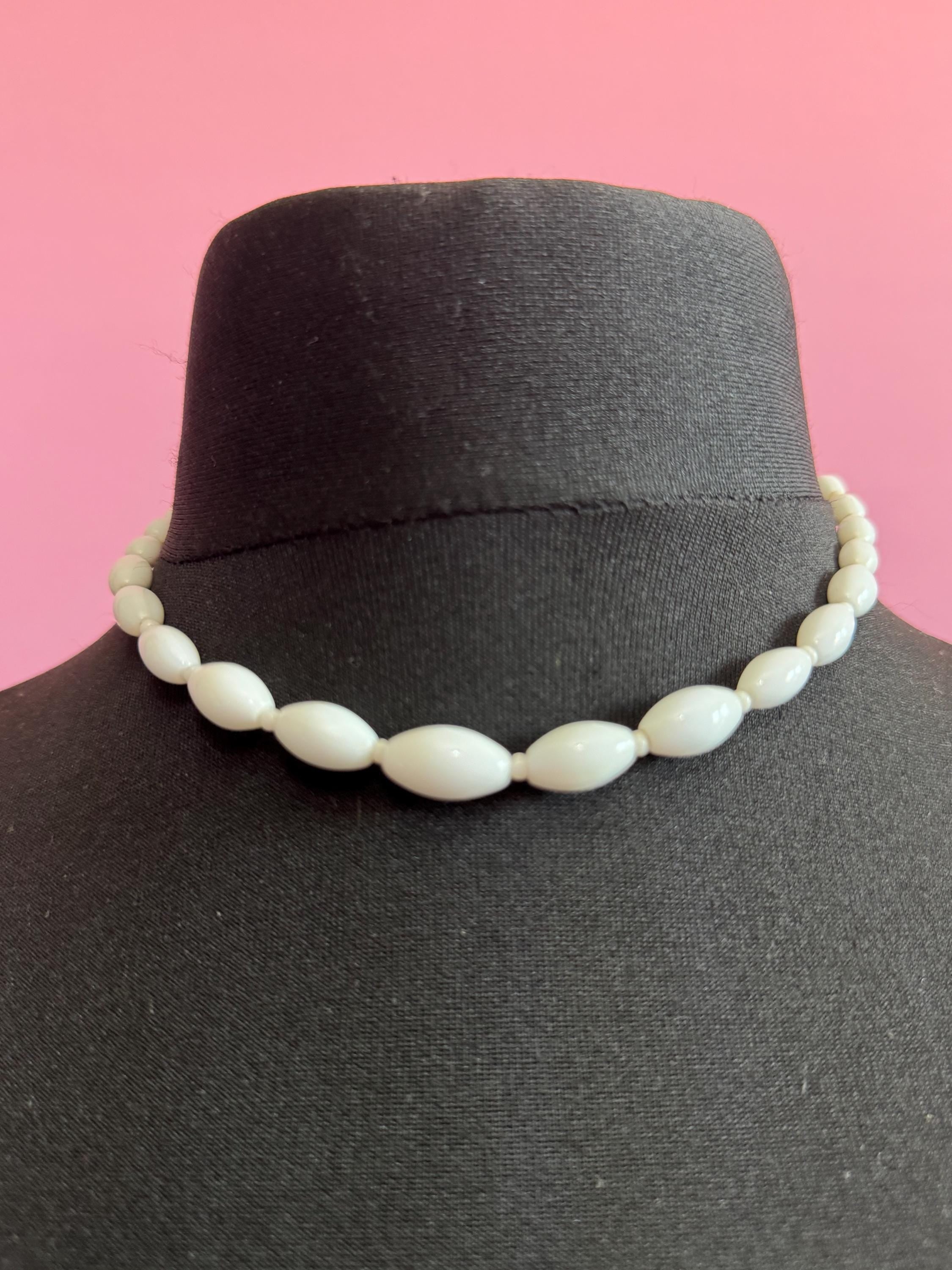 Vintage White milk glass oval beaded necklace 43cm