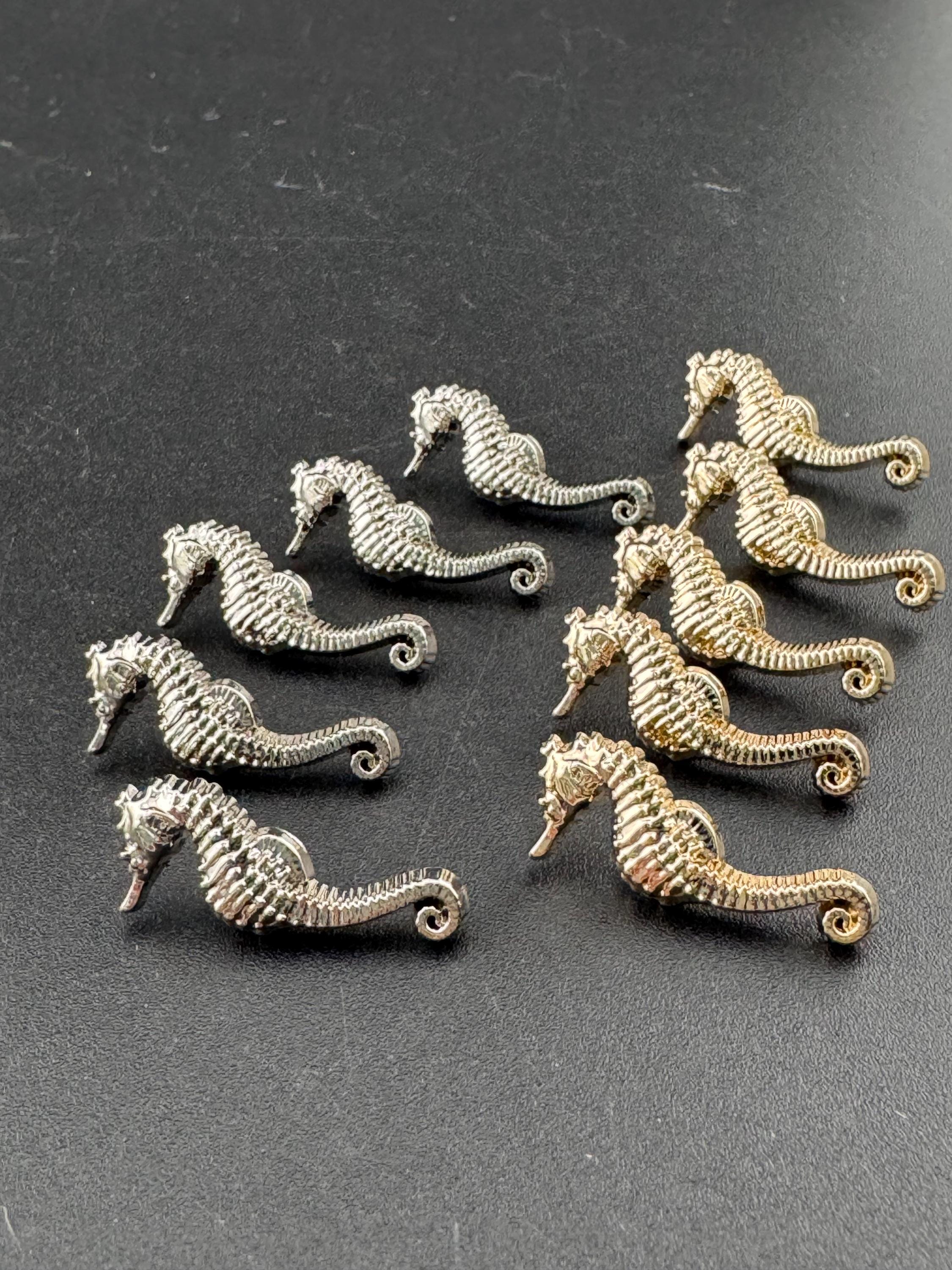 Seahorse buttons, Pack of 5 pieces 30mm silver tone with metal shank nautical style