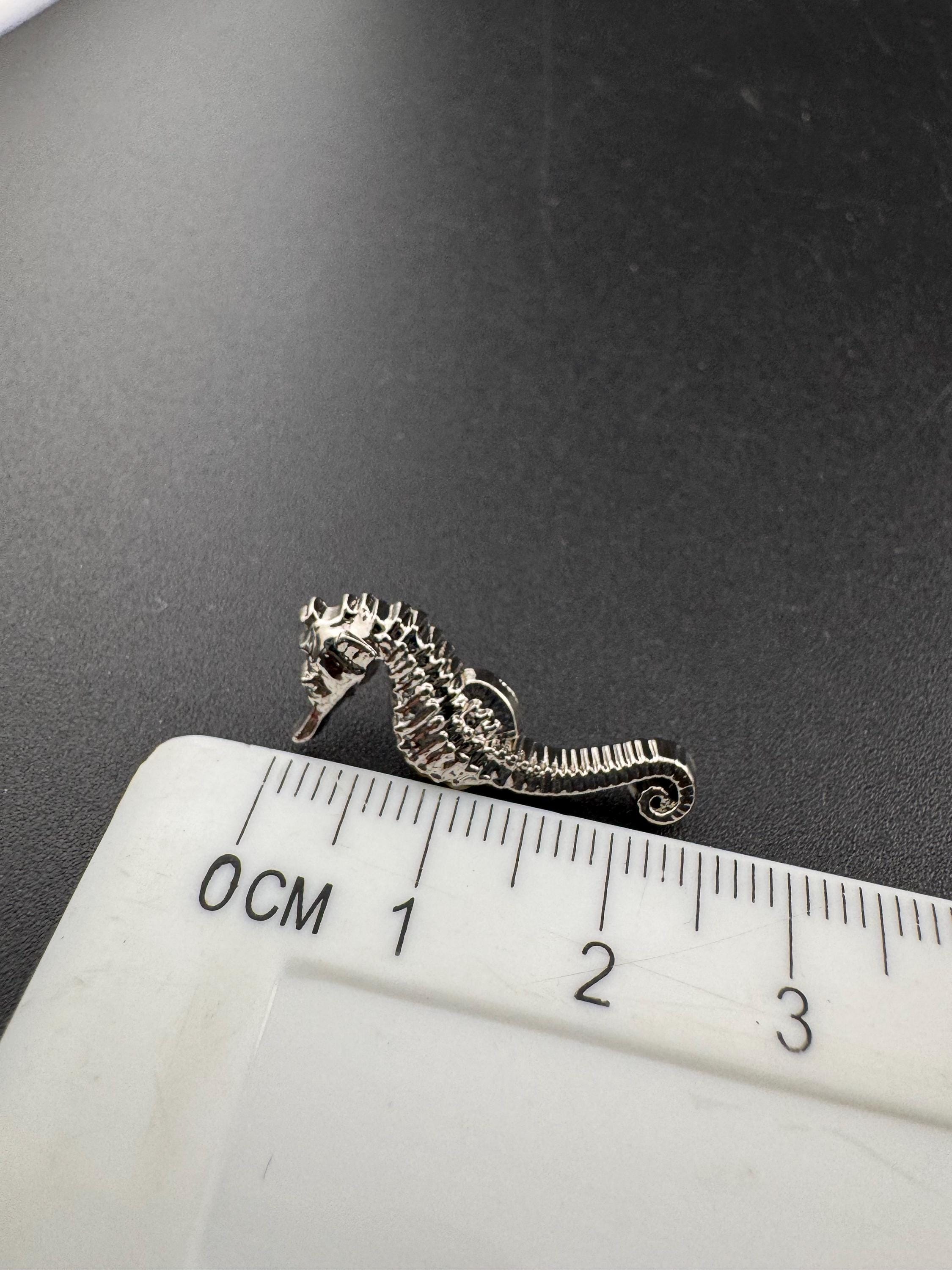 Seahorse buttons, Pack of 5 pieces 30mm silver tone with metal shank nautical style