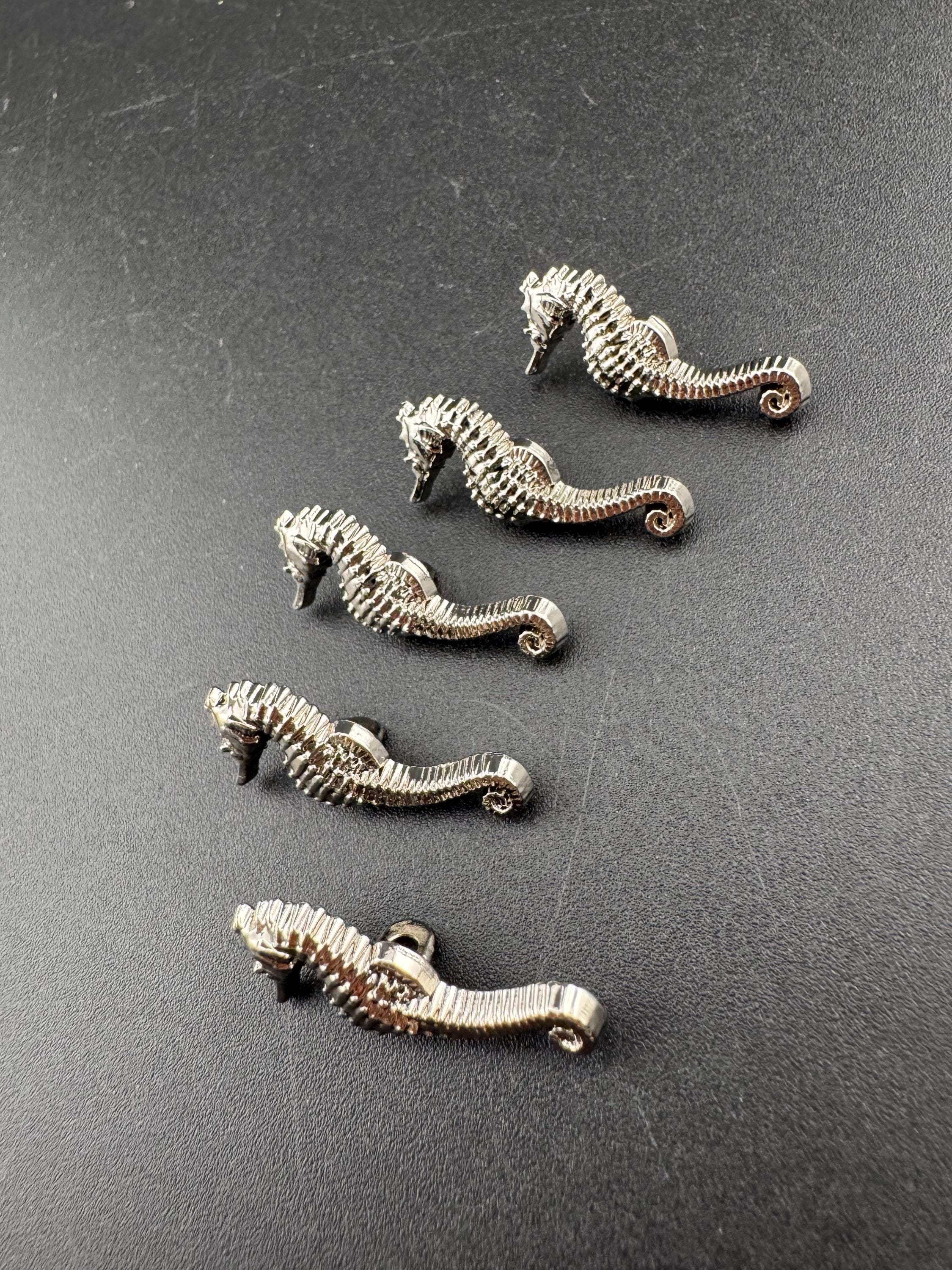 Seahorse buttons, Pack of 5 pieces 30mm silver tone with metal shank nautical style