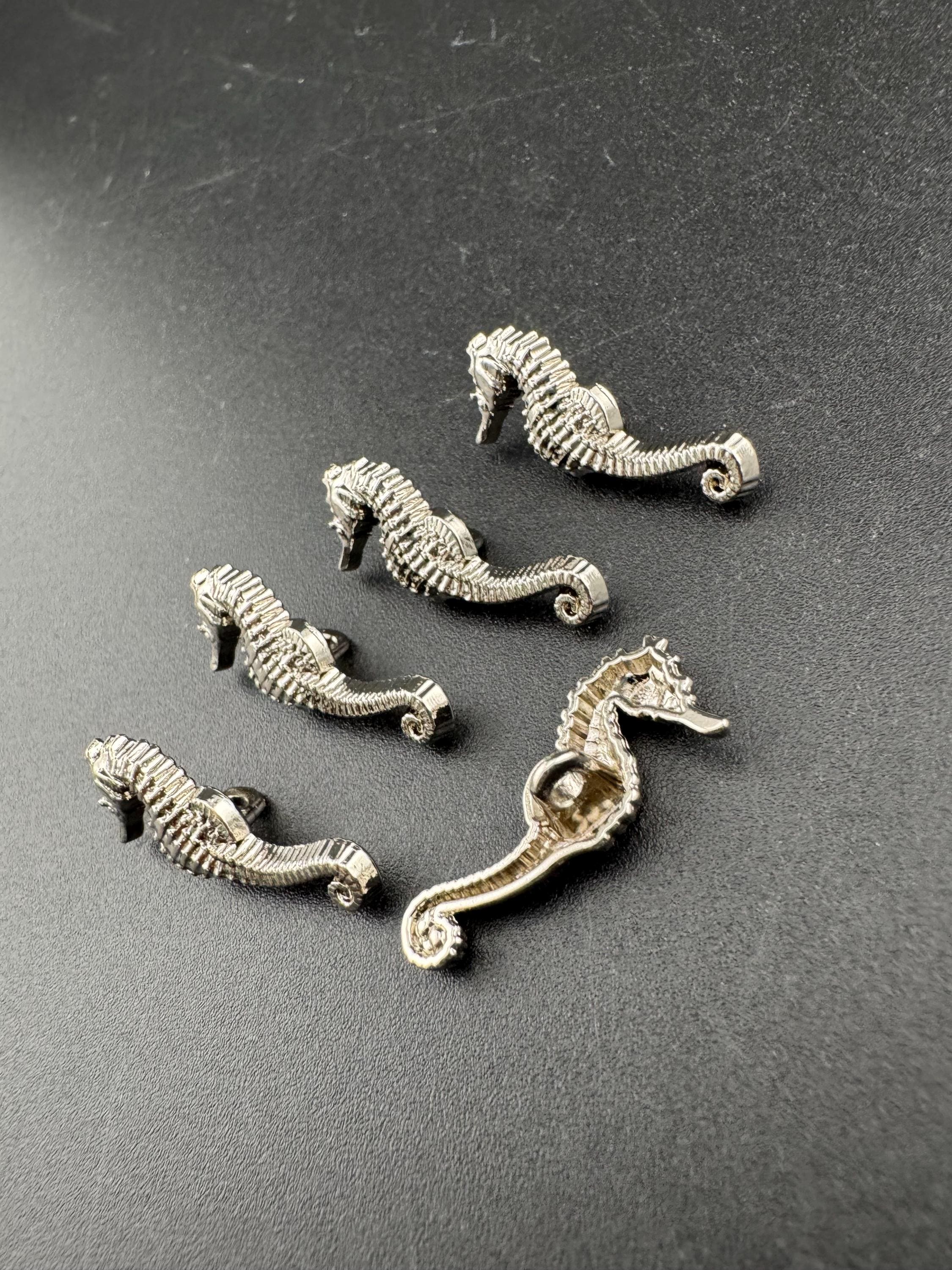 Seahorse buttons, Pack of 5 pieces 30mm silver tone with metal shank nautical style
