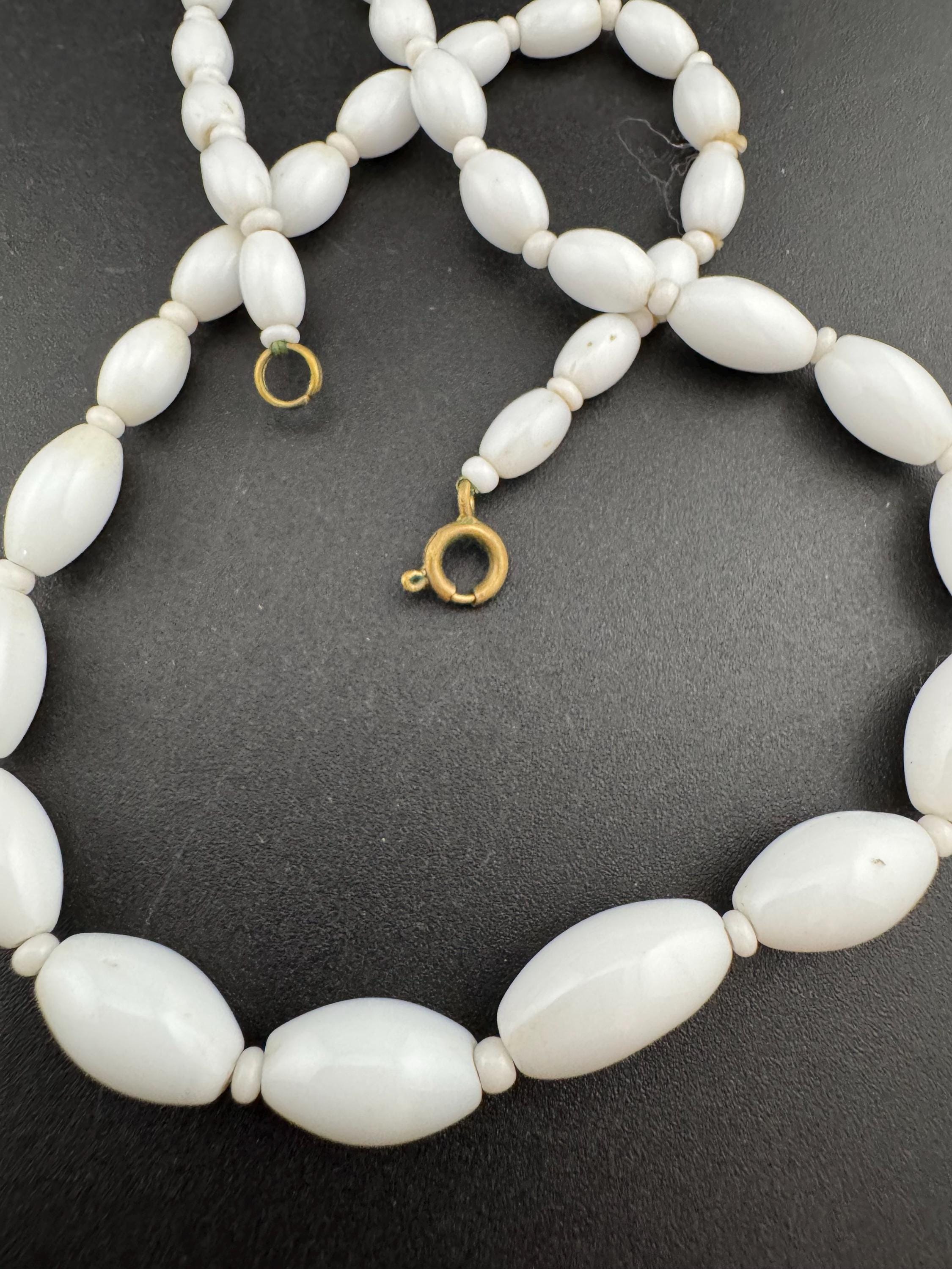 Vintage White milk glass oval beaded necklace 43cm