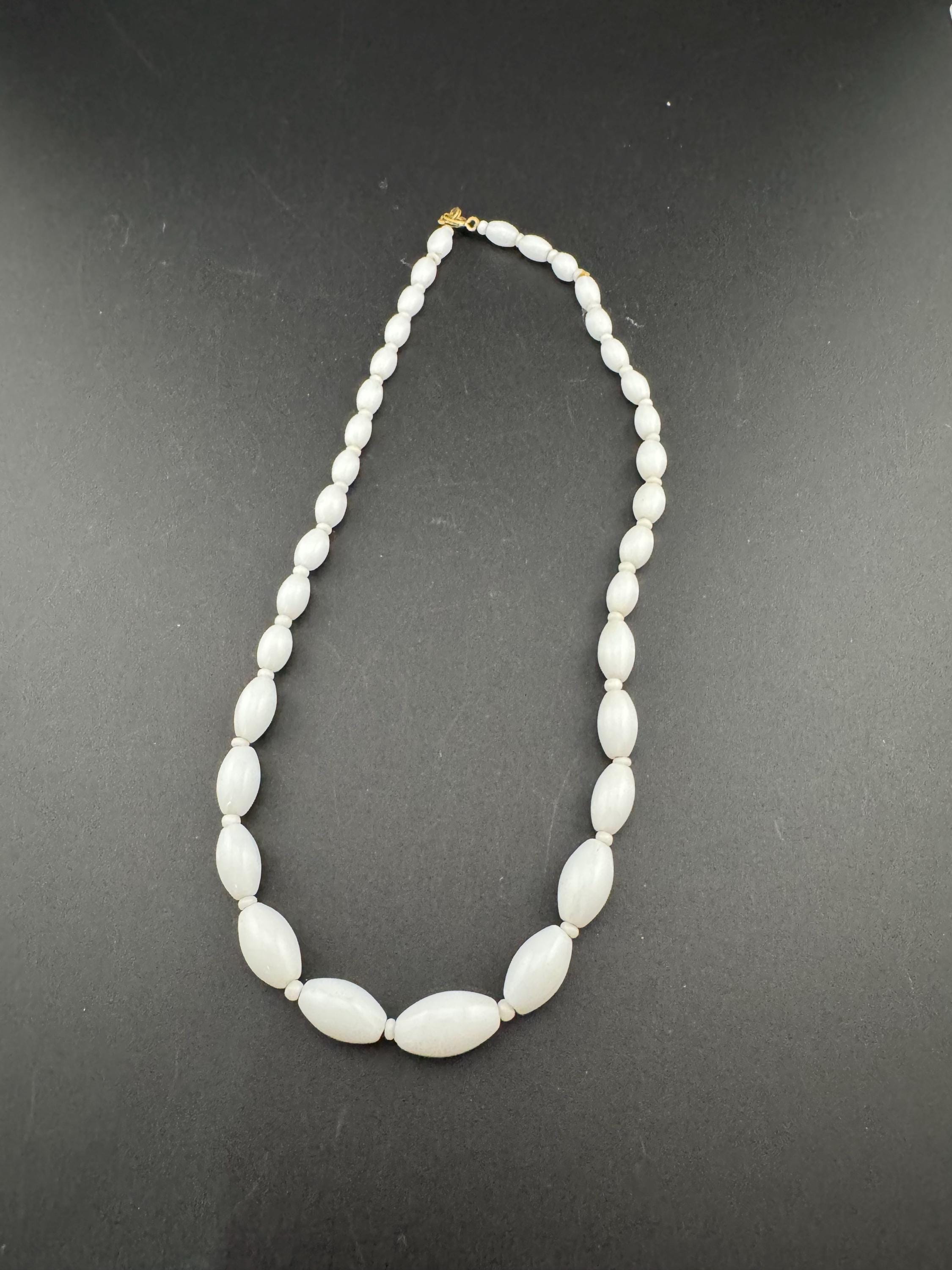 Vintage White milk glass oval beaded necklace 43cm