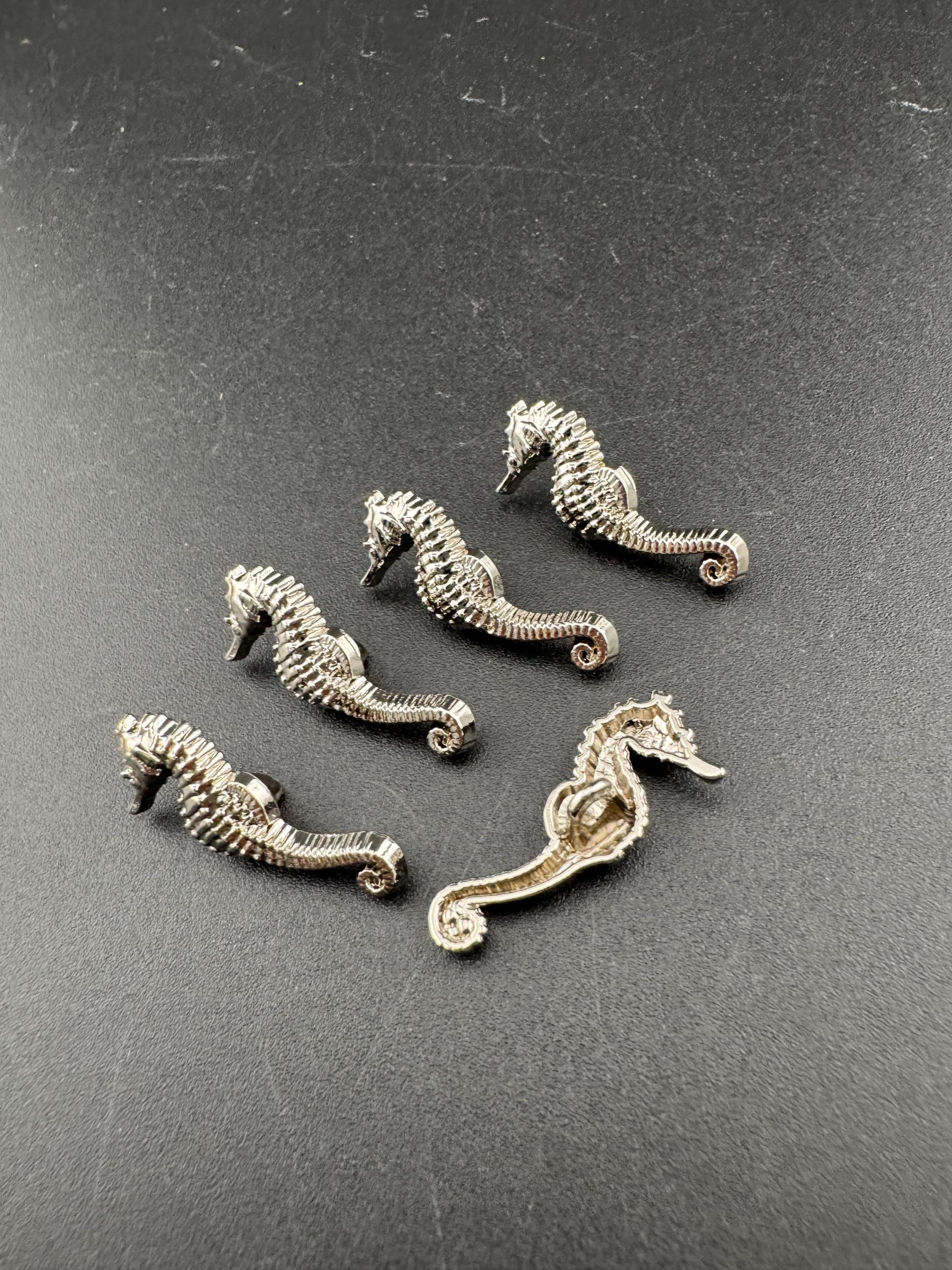 Seahorse buttons, Pack of 5 pieces 30mm silver tone with metal shank nautical style