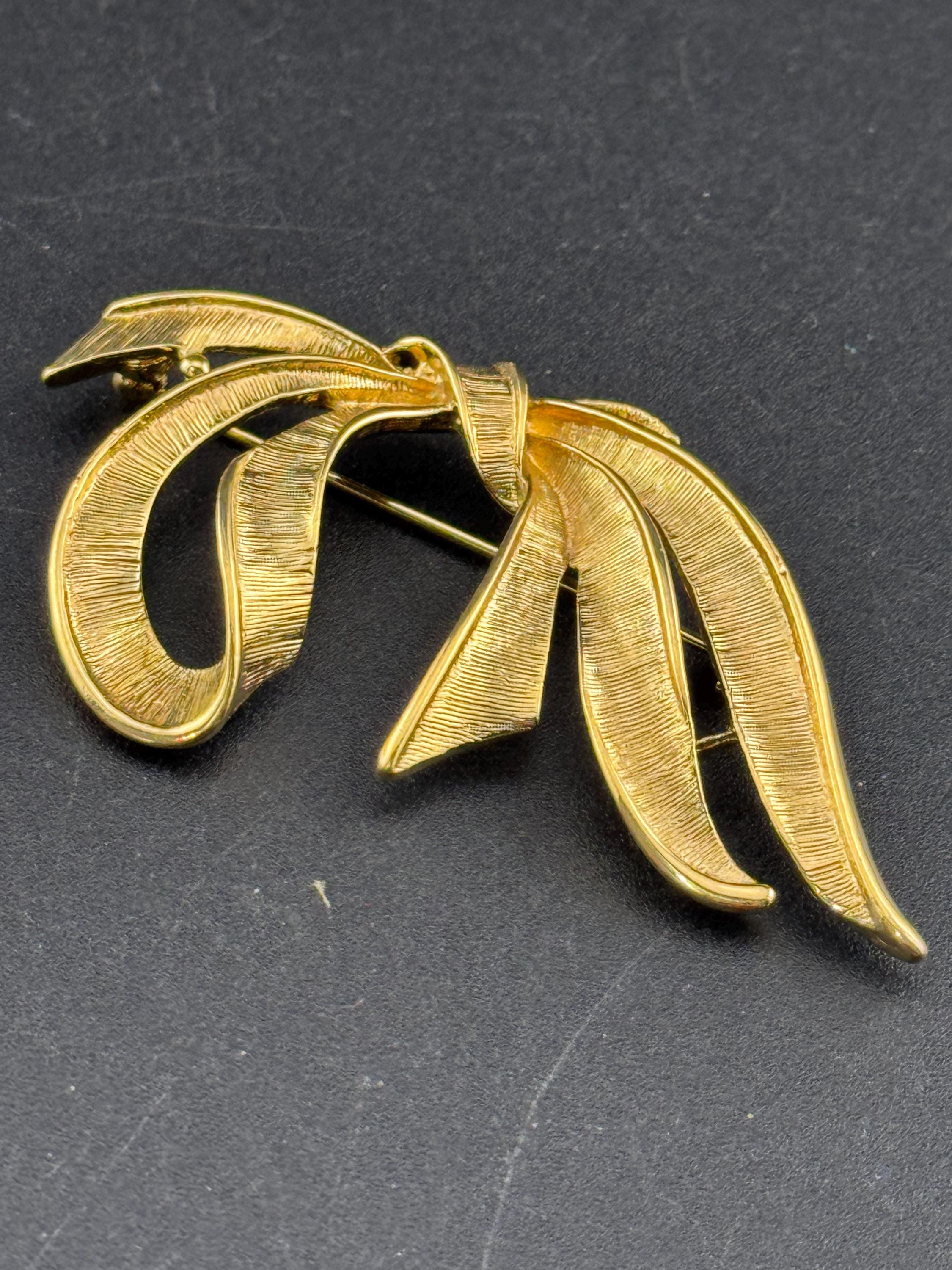 Vintage Napier Gold Tone Ribbon Brooch: Mid Century signed
