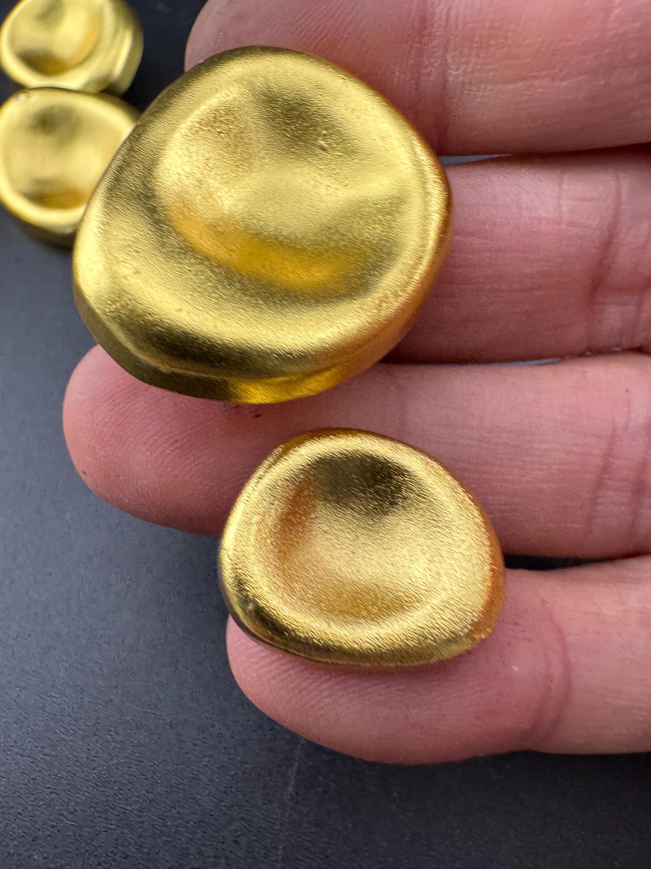 5 pieces Matt gold tone pebble buttons with metal shanks. choose your size 30mm or 20mm