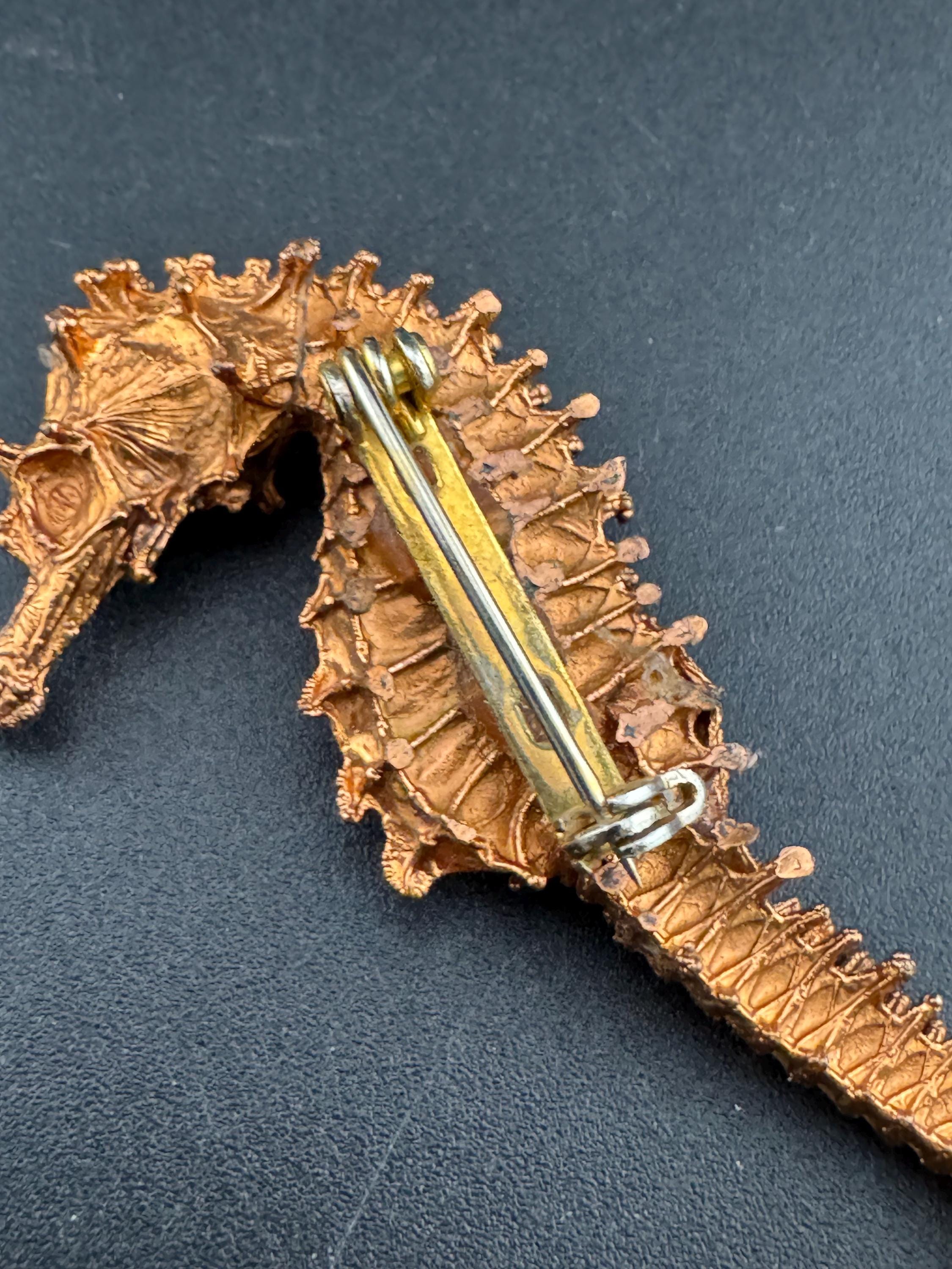 Vintage 7cm copper tone highly detailed metal seahorse brooch, nautical marine style