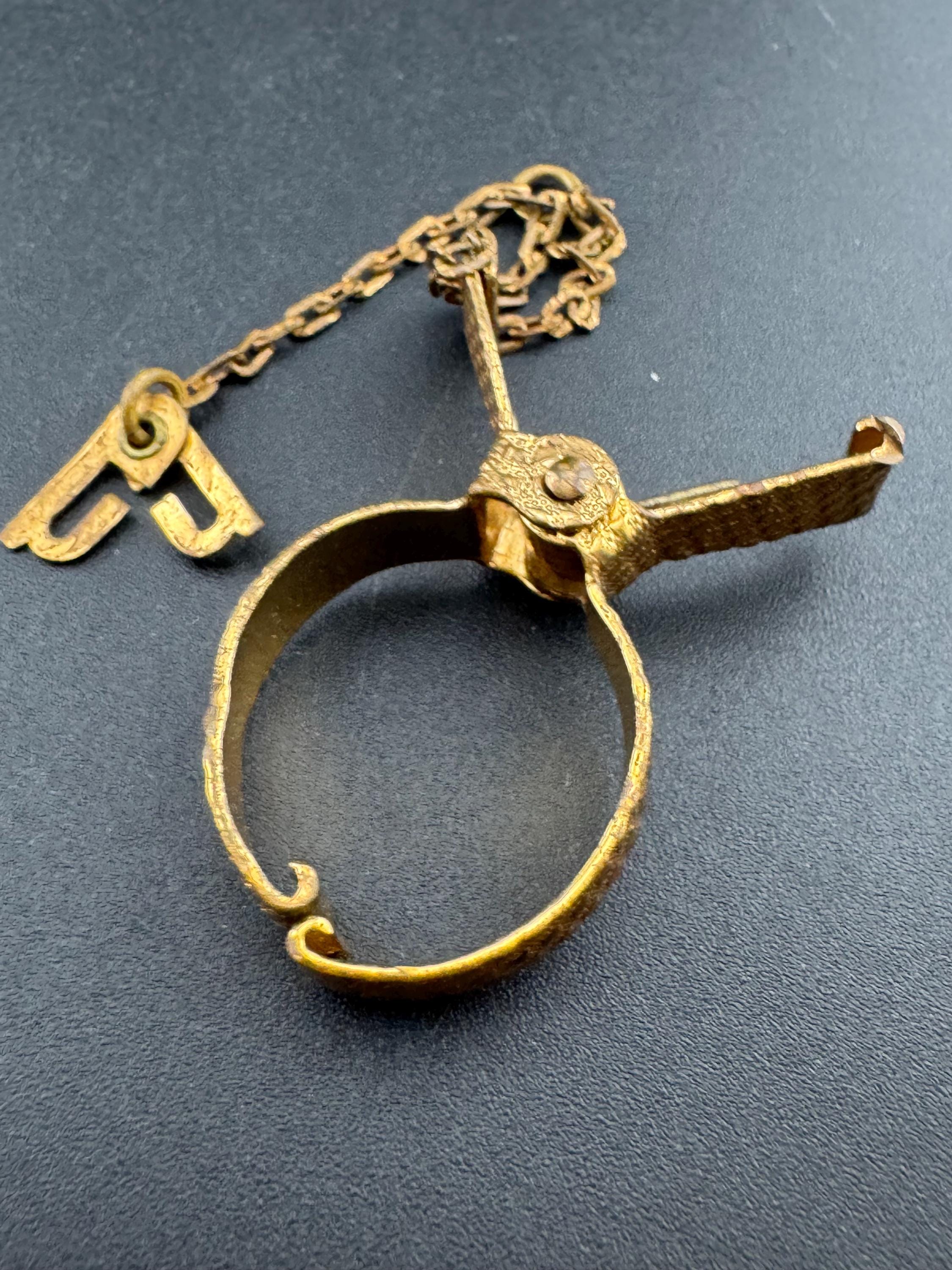 Vintage Gold Tone Glove Clip: Art Deco Handbag Accessory